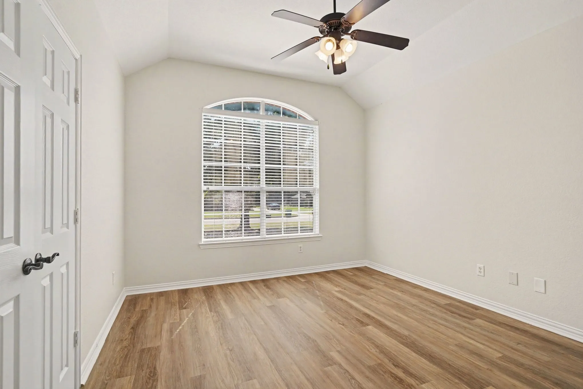 Single Family Residence For Sale in Johnson County , 4056 Running Brook Drive, Joshua, Texas 76058, 4 Bedroom, 3 Bathroom, 2 Garage spaces, 2,578 Sqft, built in 2006, mls#21360236, Real Estate Agent in Joshua, Homes For Sale in Johnson county, Homes For Sale in Joshua, Realtor in Joshua Texas, Real Estate Brokerage Independent Realty Texas, Luminita Cordes Realtor