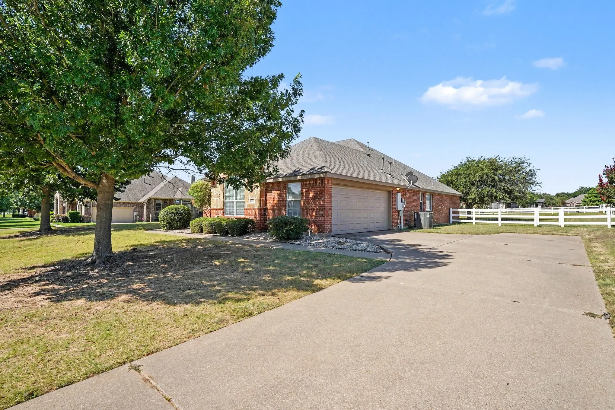 Single Family Residence For Sale in Johnson County , 4056 Running Brook Drive, Joshua, Texas 76058, 4 Bedroom, 3 Bathroom, 2 Garage spaces, 2,578 Sqft, built in 2006, mls#21360236, Real Estate Agent in Joshua, Homes For Sale in Johnson county, Homes For Sale in Joshua, Realtor in Joshua Texas, Real Estate Brokerage Independent Realty Texas, Luminita Cordes Realtor