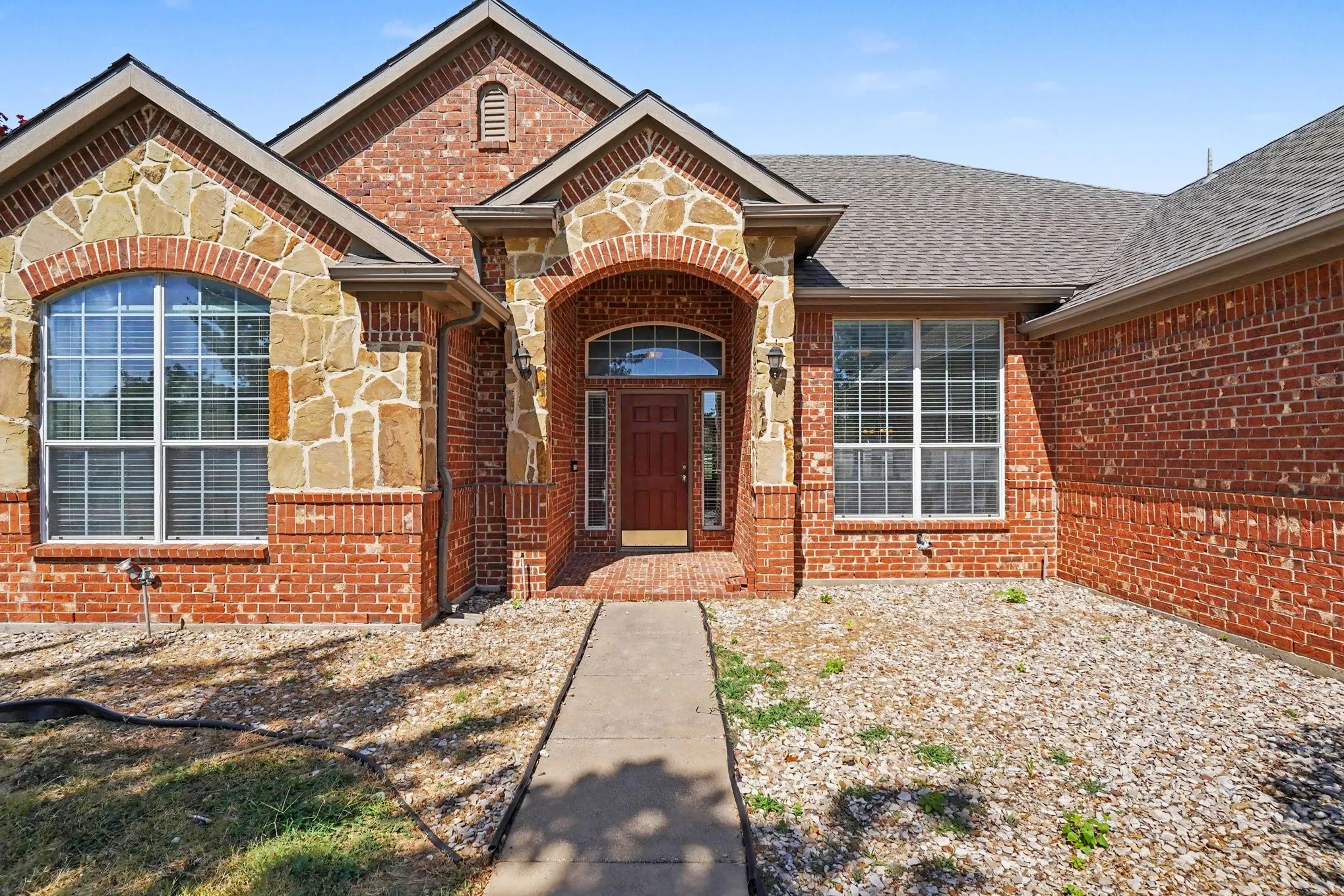 Single Family Residence For Sale in Johnson County , 4056 Running Brook Drive, Joshua, Texas 76058, 4 Bedroom, 3 Bathroom, 2 Garage spaces, 2,578 Sqft, built in 2006, mls#21360236, Real Estate Agent in Joshua, Homes For Sale in Johnson county, Homes For Sale in Joshua, Realtor in Joshua Texas, Real Estate Brokerage Independent Realty Texas, Luminita Cordes Realtor