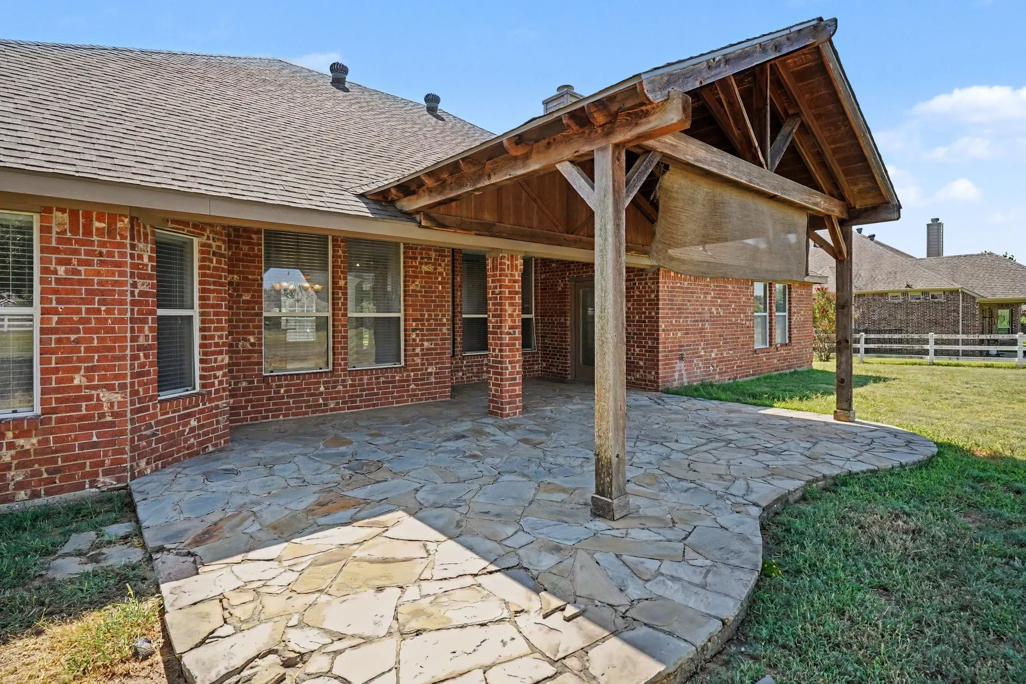 Single Family Residence For Sale in Johnson County , 4056 Running Brook Drive, Joshua, Texas 76058, 4 Bedroom, 3 Bathroom, 2 Garage spaces, 2,578 Sqft, built in 2006, mls#21360236, Real Estate Agent in Joshua, Homes For Sale in Johnson county, Homes For Sale in Joshua, Realtor in Joshua Texas, Real Estate Brokerage Independent Realty Texas, Luminita Cordes Realtor