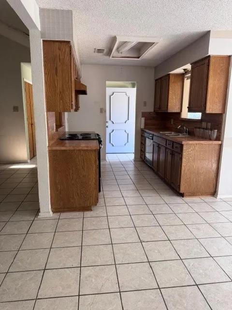 Single Family Residence For Sale in Tarrant County , 2703 Capistrano Court S, Arlington, Texas 76015, 3 Bedroom, 2 Bathroom, 2 Garage spaces, 1,317 Sqft, built in 1981, mls#21359952, Real Estate Agent in Arlington, Homes For Sale in Tarrant county, Homes For Sale in Arlington, Realtor in Arlington Texas, Real Estate Brokerage Independent Realty Texas, Luminita Cordes Realtor