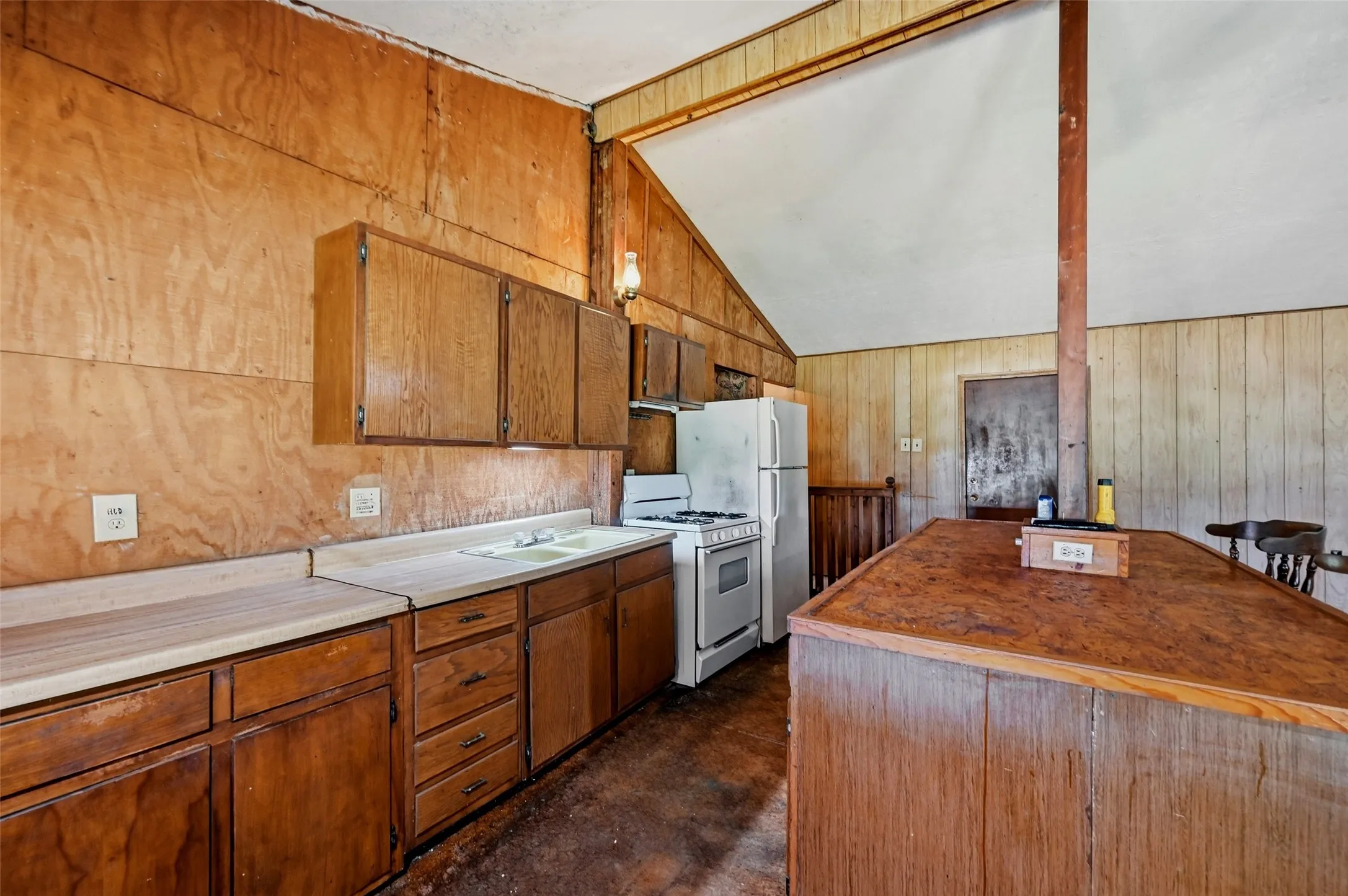 Single Family Residence For Sale in Grayson County , 2134 Flowing Wells Road, Pottsboro, Texas 75076, 3 Bedroom, 1 Bathroom, Garage spaces, 1,081 Sqft, built in 1980, mls#21356749, Real Estate Agent in Pottsboro, Homes For Sale in Grayson county, Homes For Sale in Pottsboro, Realtor in Pottsboro Texas, Real Estate Brokerage Independent Realty Texas, Luminita Cordes Realtor