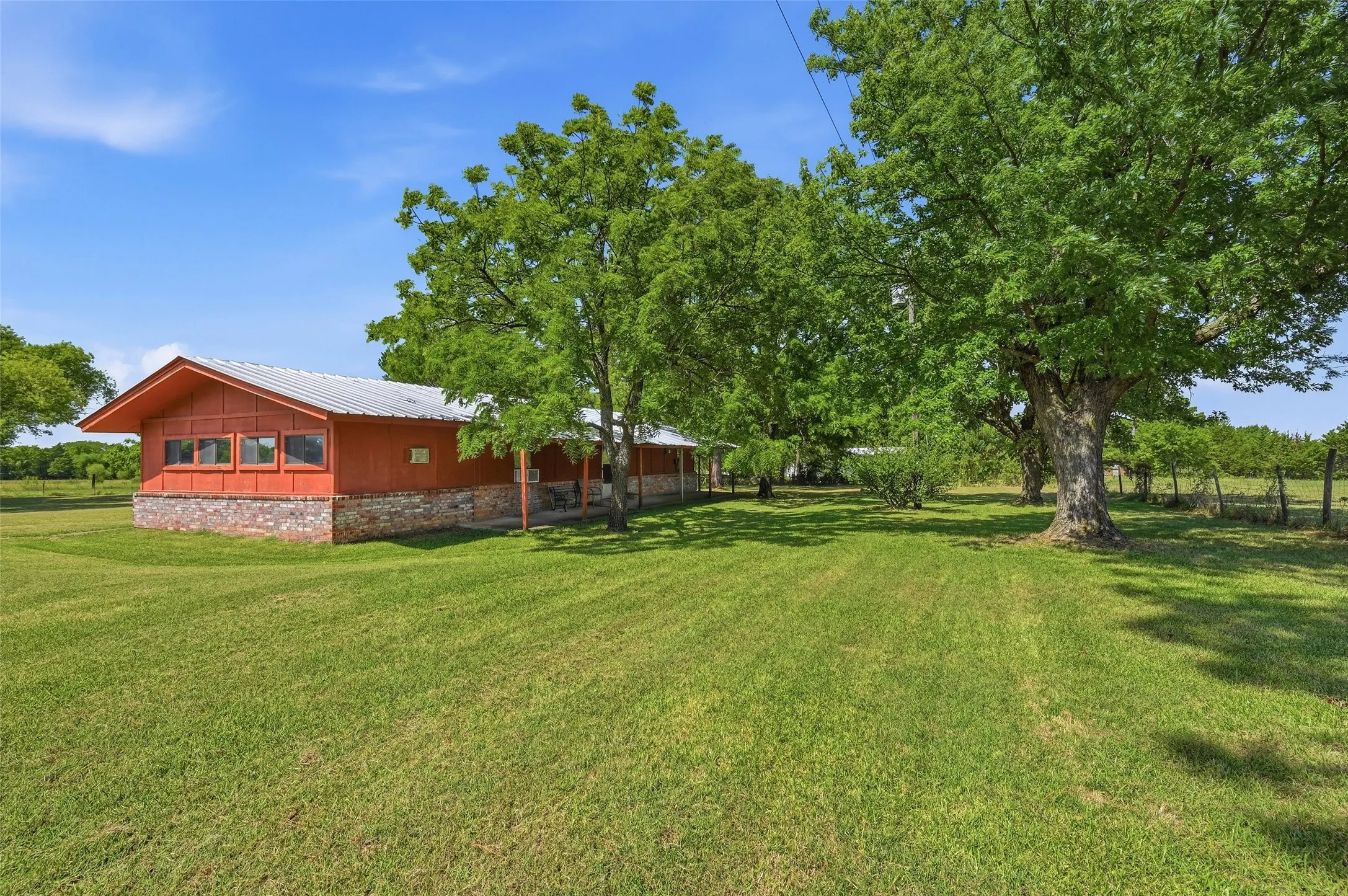 Single Family Residence For Sale in Grayson County , 2134 Flowing Wells Road, Pottsboro, Texas 75076, 3 Bedroom, 1 Bathroom, Garage spaces, 1,081 Sqft, built in 1980, mls#21356749, Real Estate Agent in Pottsboro, Homes For Sale in Grayson county, Homes For Sale in Pottsboro, Realtor in Pottsboro Texas, Real Estate Brokerage Independent Realty Texas, Luminita Cordes Realtor