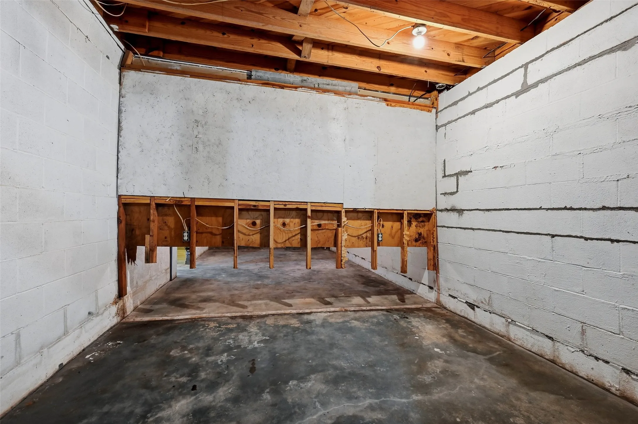 Single Family Residence For Sale in Grayson County , 2134 Flowing Wells Road, Pottsboro, Texas 75076, 3 Bedroom, 1 Bathroom, Garage spaces, 1,081 Sqft, built in 1980, mls#21356749, Real Estate Agent in Pottsboro, Homes For Sale in Grayson county, Homes For Sale in Pottsboro, Realtor in Pottsboro Texas, Real Estate Brokerage Independent Realty Texas, Luminita Cordes Realtor