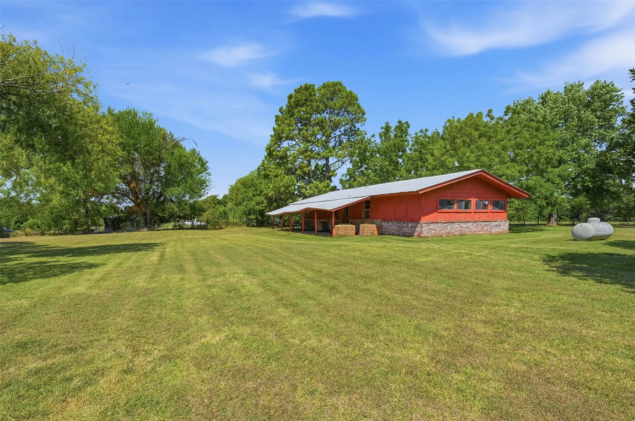 Single Family Residence For Sale in Grayson County , 2134 Flowing Wells Road, Pottsboro, Texas 75076, 3 Bedroom, 1 Bathroom, Garage spaces, 1,081 Sqft, built in 1980, mls#21356749, Real Estate Agent in Pottsboro, Homes For Sale in Grayson county, Homes For Sale in Pottsboro, Realtor in Pottsboro Texas, Real Estate Brokerage Independent Realty Texas, Luminita Cordes Realtor