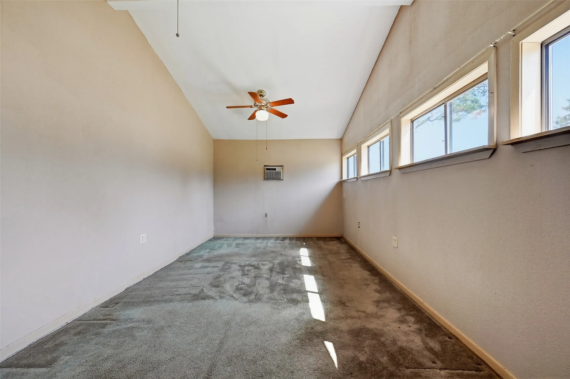 Single Family Residence For Sale in Grayson County , 2134 Flowing Wells Road, Pottsboro, Texas 75076, 3 Bedroom, 1 Bathroom, Garage spaces, 1,081 Sqft, built in 1980, mls#21356749, Real Estate Agent in Pottsboro, Homes For Sale in Grayson county, Homes For Sale in Pottsboro, Realtor in Pottsboro Texas, Real Estate Brokerage Independent Realty Texas, Luminita Cordes Realtor