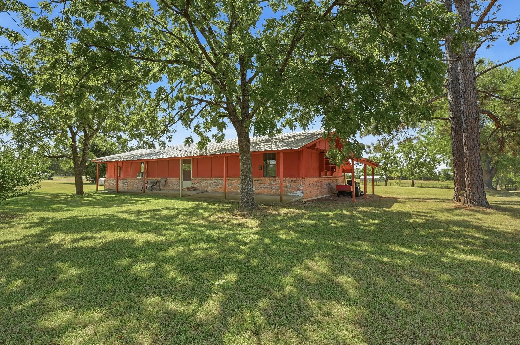 Single Family Residence For Sale in Grayson County , 2134 Flowing Wells Road, Pottsboro, Texas 75076, 3 Bedroom, 1 Bathroom, Garage spaces, 1,081 Sqft, built in 1980, mls#21356749, Real Estate Agent in Pottsboro, Homes For Sale in Grayson county, Homes For Sale in Pottsboro, Realtor in Pottsboro Texas, Real Estate Brokerage Independent Realty Texas, Luminita Cordes Realtor
