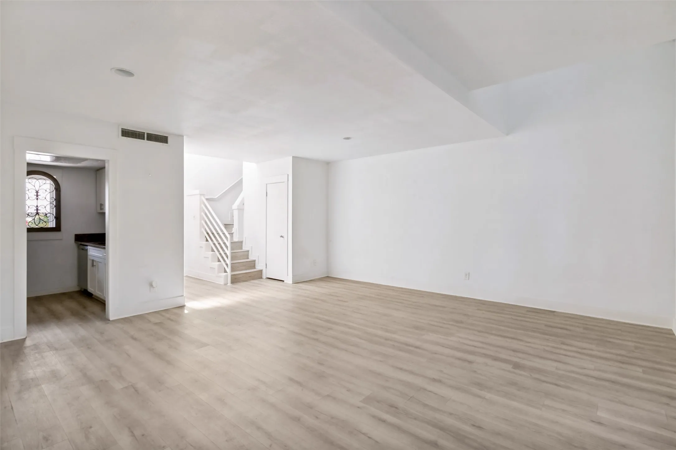 Condominium For Rent in Dallas County , 2802 Greenville Avenue B, Dallas, Texas 75206, 1 Bedroom, 1 Bathroom, Garage spaces, 815 Sqft, built in 1948, mls#21359359, Real Estate Agent in Dallas, Homes For Rent in Dallas county, Homes For Rent in Dallas, Realtor in Dallas Texas, Real Estate Brokerage Independent Realty Texas, Luminita Cordes Realtor