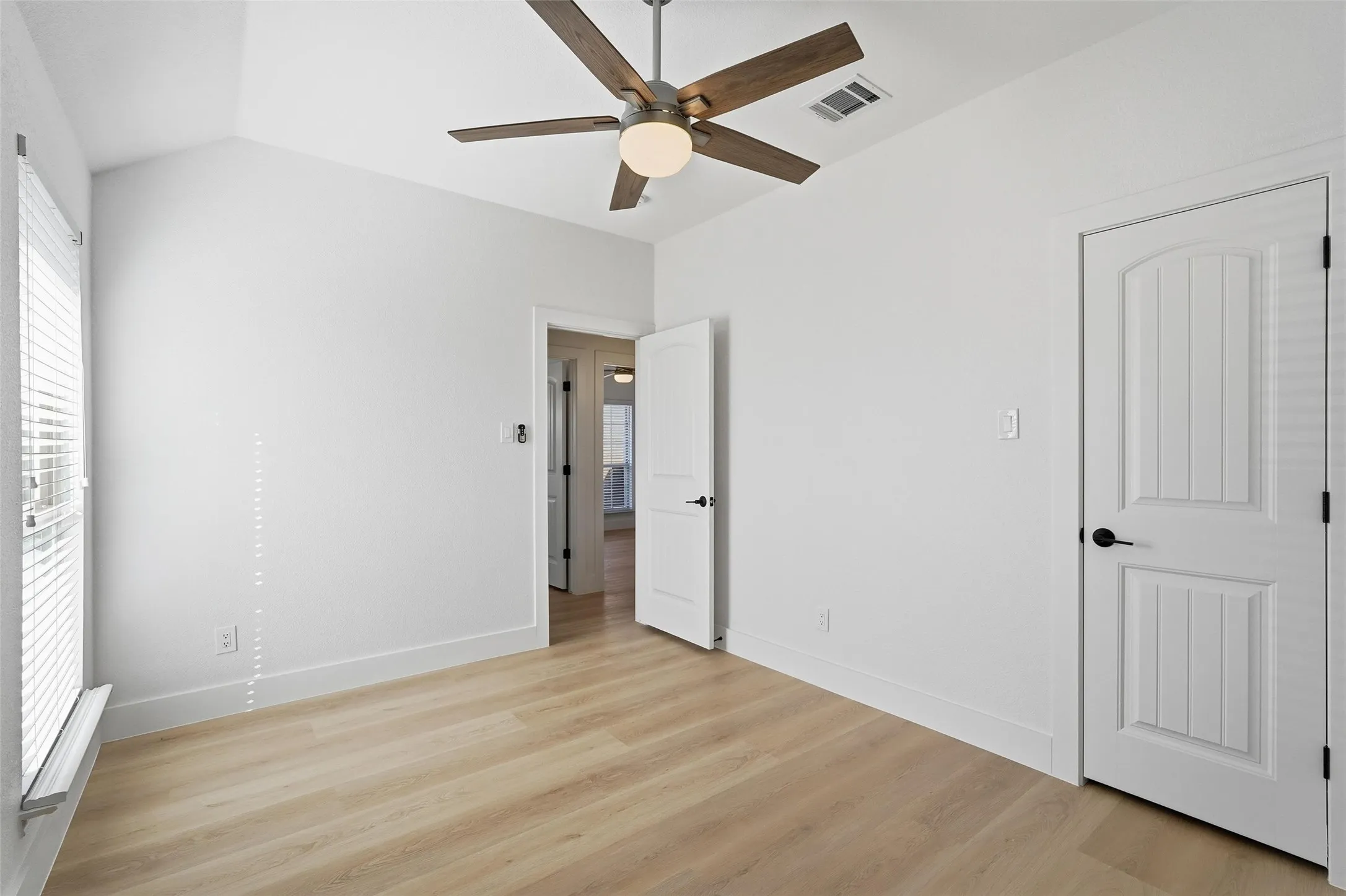 Single Family Residence For Rent in Rockwall County , 1295 White Water Lane, Rockwall, Texas 75087, 4 Bedroom, 2 Bathroom, 2 Garage spaces, 2,156 Sqft, built in 2015, mls#21360724, Real Estate Agent in Rockwall, Homes For Rent in Rockwall county, Homes For Rent in Rockwall, Realtor in Rockwall Texas, Real Estate Brokerage Independent Realty Texas, Luminita Cordes Realtor