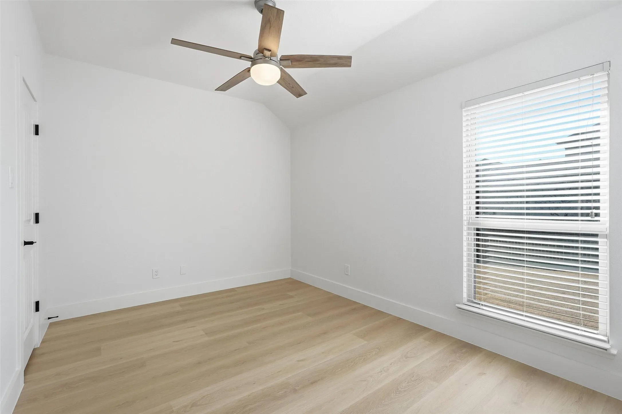 Single Family Residence For Rent in Rockwall County , 1295 White Water Lane, Rockwall, Texas 75087, 4 Bedroom, 2 Bathroom, 2 Garage spaces, 2,156 Sqft, built in 2015, mls#21360724, Real Estate Agent in Rockwall, Homes For Rent in Rockwall county, Homes For Rent in Rockwall, Realtor in Rockwall Texas, Real Estate Brokerage Independent Realty Texas, Luminita Cordes Realtor