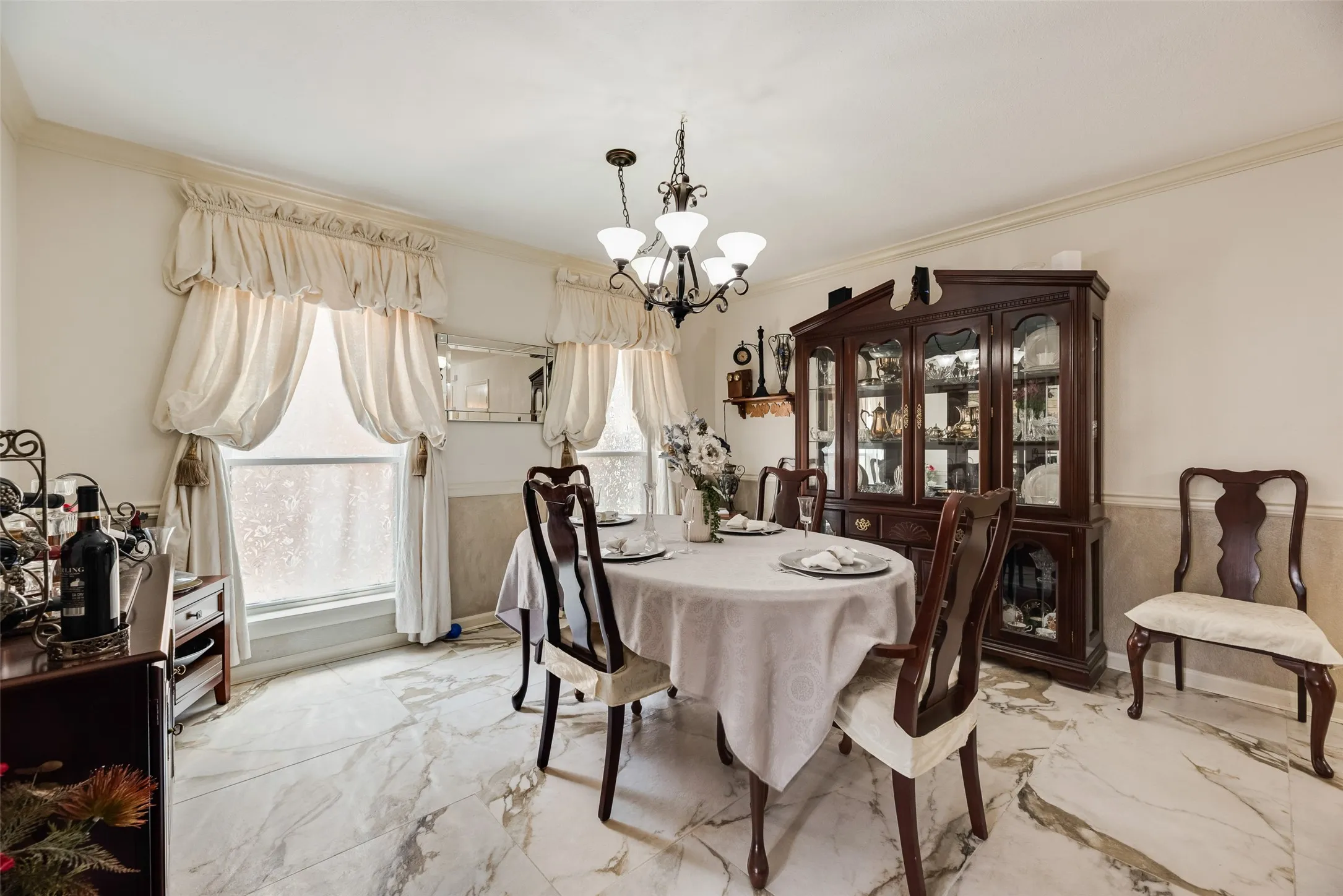 Crown molding and a chandelier with five sconces