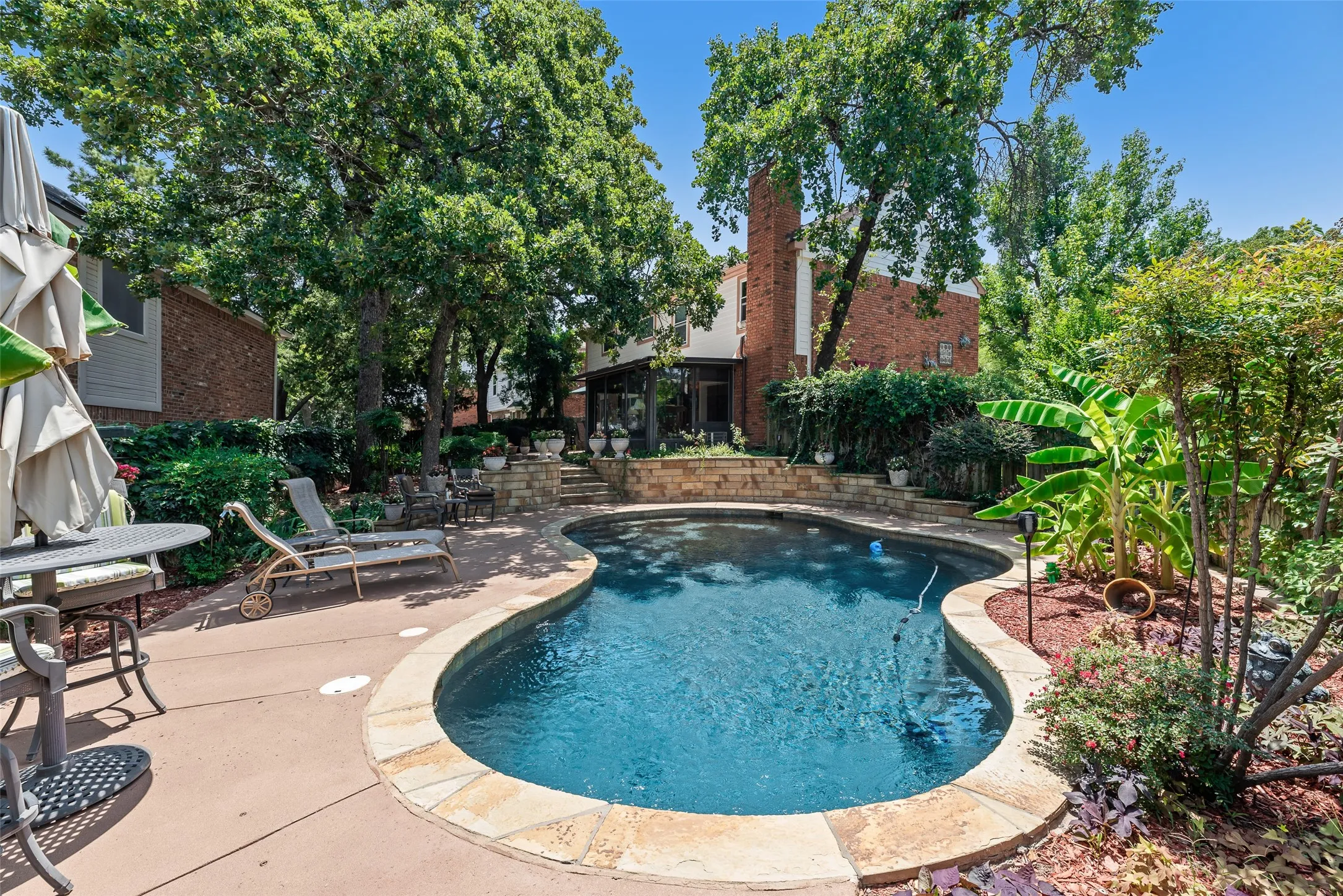 Freeform swimming pool with flagstone coping