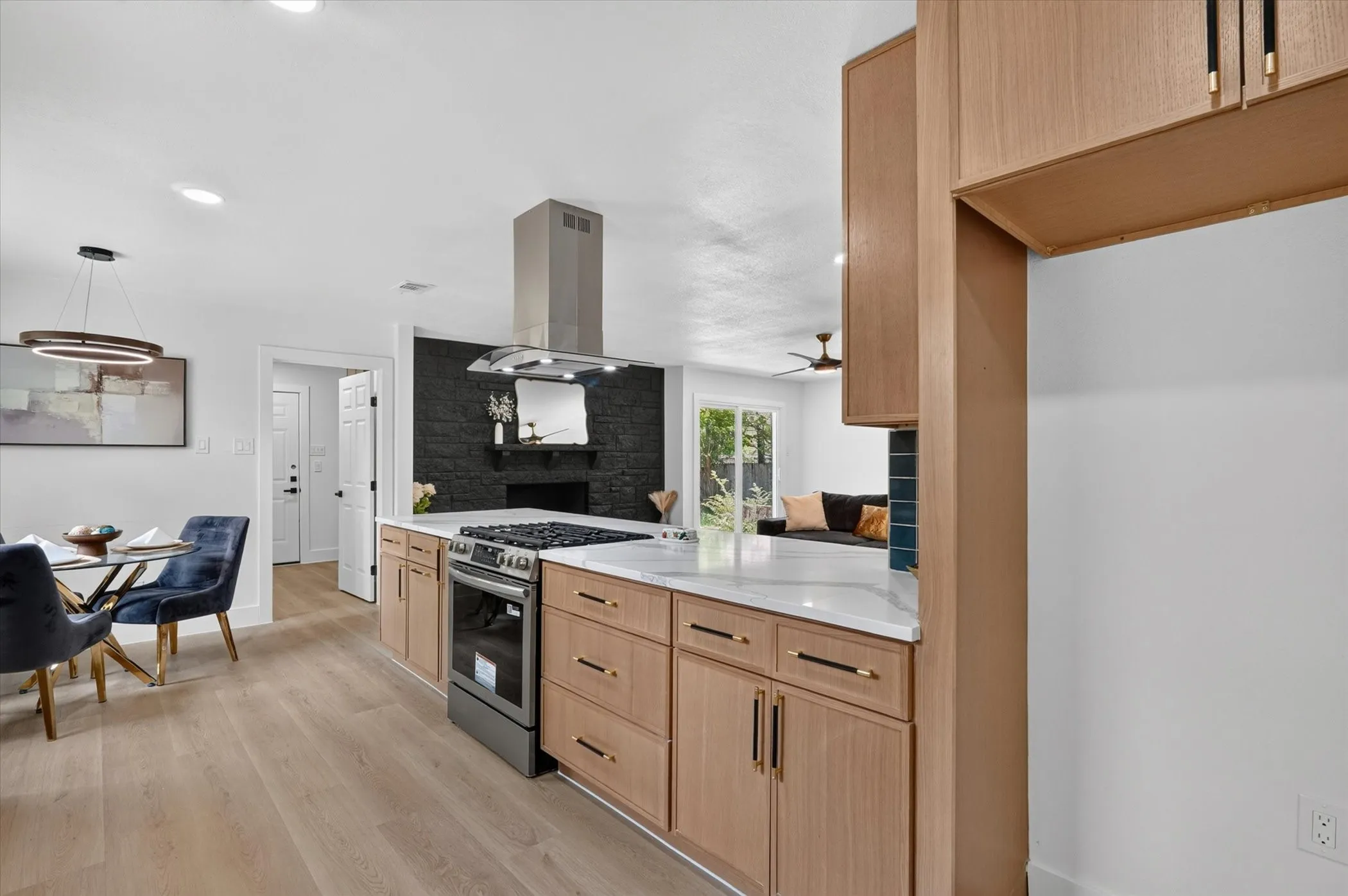 Single Family Residence For Rent in Collin County , 1104 Westwood Drive, Plano, Texas 75075, 3 Bedroom, 3 Bathroom, 2 Garage spaces, 1,999 Sqft, built in 1963, mls#21360731, Real Estate Agent in Plano, Homes For Rent in Collin county, Homes For Rent in Plano, Realtor in Plano Texas, Real Estate Brokerage Independent Realty Texas, Luminita Cordes Realtor