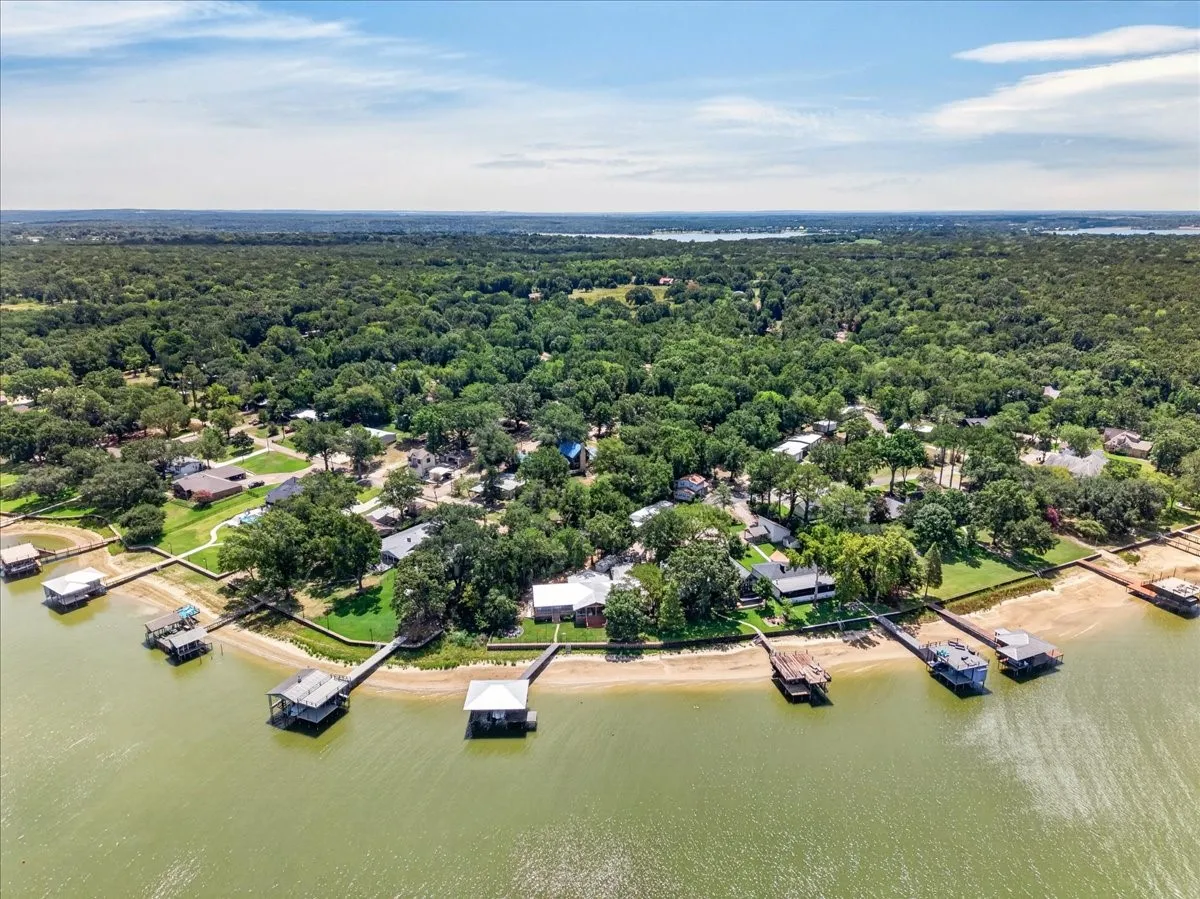 Single Family Residence For Sale in Henderson County , 14131 Melody Lane, Malakoff, Texas 75148, 4 Bedroom, 3 Bathroom, 2 Garage spaces, 2,300 Sqft, built in 2001, mls#21360716, Real Estate Agent in Malakoff, Homes For Sale in Henderson county, Homes For Sale in Malakoff, Realtor in Malakoff Texas, Real Estate Brokerage Independent Realty Texas, Luminita Cordes Realtor