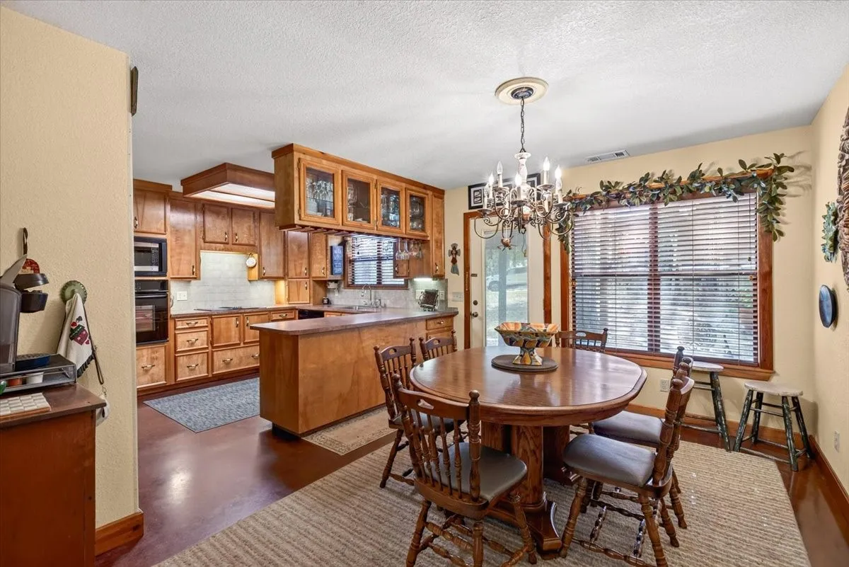 Single Family Residence For Sale in Henderson County , 14131 Melody Lane, Malakoff, Texas 75148, 4 Bedroom, 3 Bathroom, 2 Garage spaces, 2,300 Sqft, built in 2001, mls#21360716, Real Estate Agent in Malakoff, Homes For Sale in Henderson county, Homes For Sale in Malakoff, Realtor in Malakoff Texas, Real Estate Brokerage Independent Realty Texas, Luminita Cordes Realtor