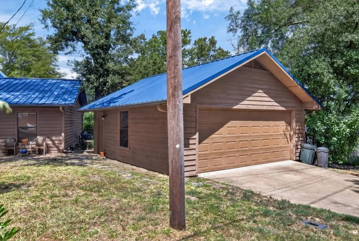 Single Family Residence For Sale in Henderson County , 14131 Melody Lane, Malakoff, Texas 75148, 4 Bedroom, 3 Bathroom, 2 Garage spaces, 2,300 Sqft, built in 2001, mls#21360716, Real Estate Agent in Malakoff, Homes For Sale in Henderson county, Homes For Sale in Malakoff, Realtor in Malakoff Texas, Real Estate Brokerage Independent Realty Texas, Luminita Cordes Realtor
