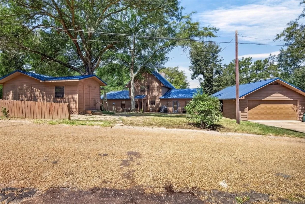 Single Family Residence For Sale in Henderson County , 14131 Melody Lane, Malakoff, Texas 75148, 4 Bedroom, 3 Bathroom, 2 Garage spaces, 2,300 Sqft, built in 2001, mls#21360716, Real Estate Agent in Malakoff, Homes For Sale in Henderson county, Homes For Sale in Malakoff, Realtor in Malakoff Texas, Real Estate Brokerage Independent Realty Texas, Luminita Cordes Realtor