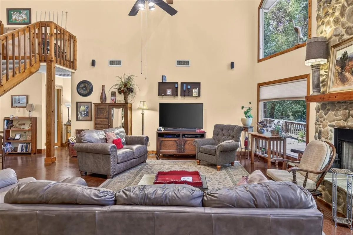 Single Family Residence For Sale in Henderson County , 14131 Melody Lane, Malakoff, Texas 75148, 4 Bedroom, 3 Bathroom, 2 Garage spaces, 2,300 Sqft, built in 2001, mls#21360716, Real Estate Agent in Malakoff, Homes For Sale in Henderson county, Homes For Sale in Malakoff, Realtor in Malakoff Texas, Real Estate Brokerage Independent Realty Texas, Luminita Cordes Realtor
