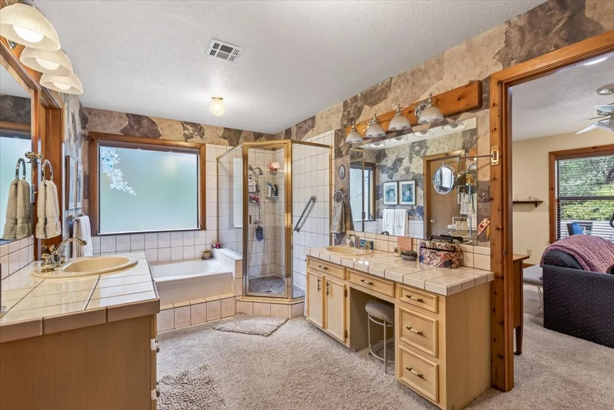 Single Family Residence For Sale in Henderson County , 14131 Melody Lane, Malakoff, Texas 75148, 4 Bedroom, 3 Bathroom, 2 Garage spaces, 2,300 Sqft, built in 2001, mls#21360716, Real Estate Agent in Malakoff, Homes For Sale in Henderson county, Homes For Sale in Malakoff, Realtor in Malakoff Texas, Real Estate Brokerage Independent Realty Texas, Luminita Cordes Realtor