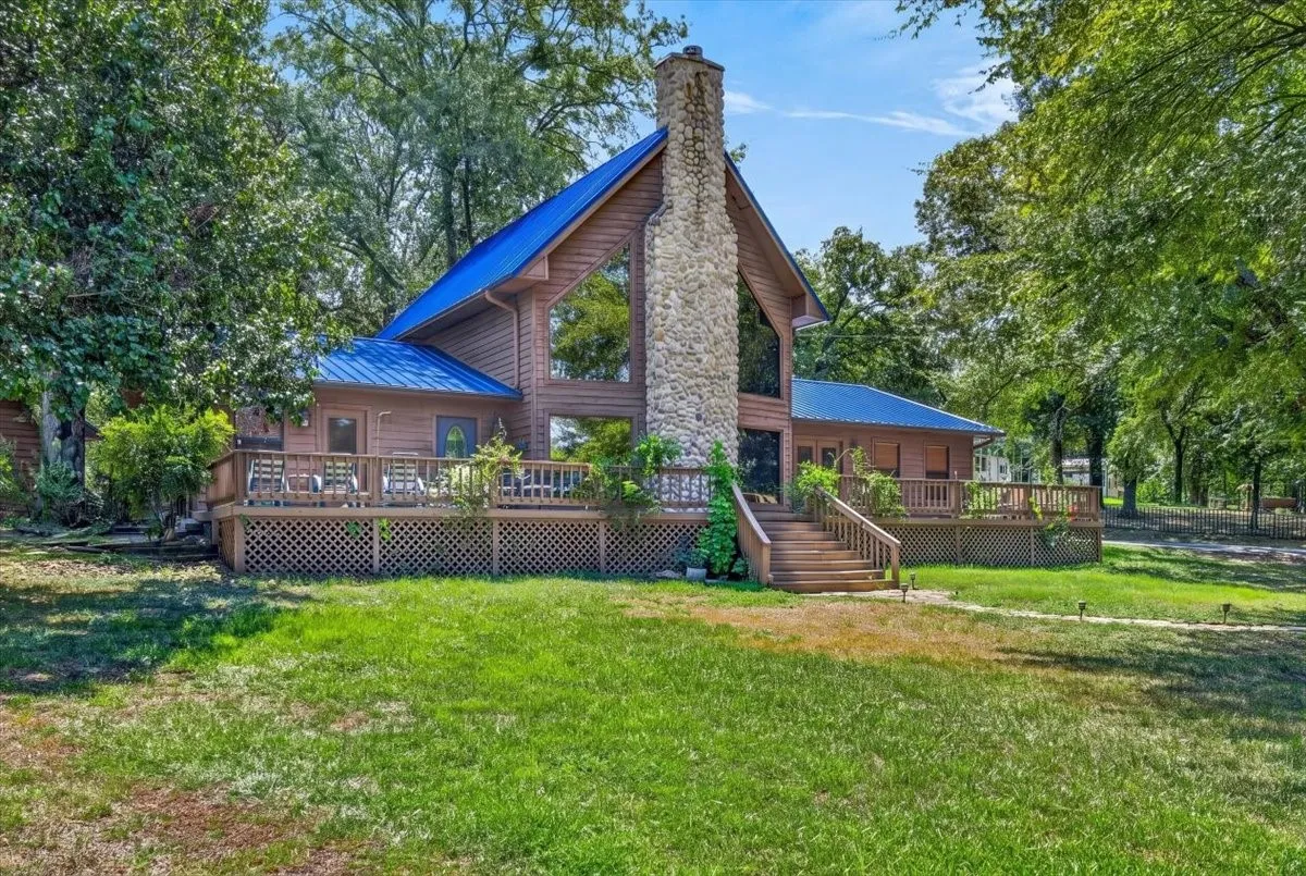 Single Family Residence For Sale in Henderson County , 14131 Melody Lane, Malakoff, Texas 75148, 4 Bedroom, 3 Bathroom, 2 Garage spaces, 2,300 Sqft, built in 2001, mls#21360716, Real Estate Agent in Malakoff, Homes For Sale in Henderson county, Homes For Sale in Malakoff, Realtor in Malakoff Texas, Real Estate Brokerage Independent Realty Texas, Luminita Cordes Realtor