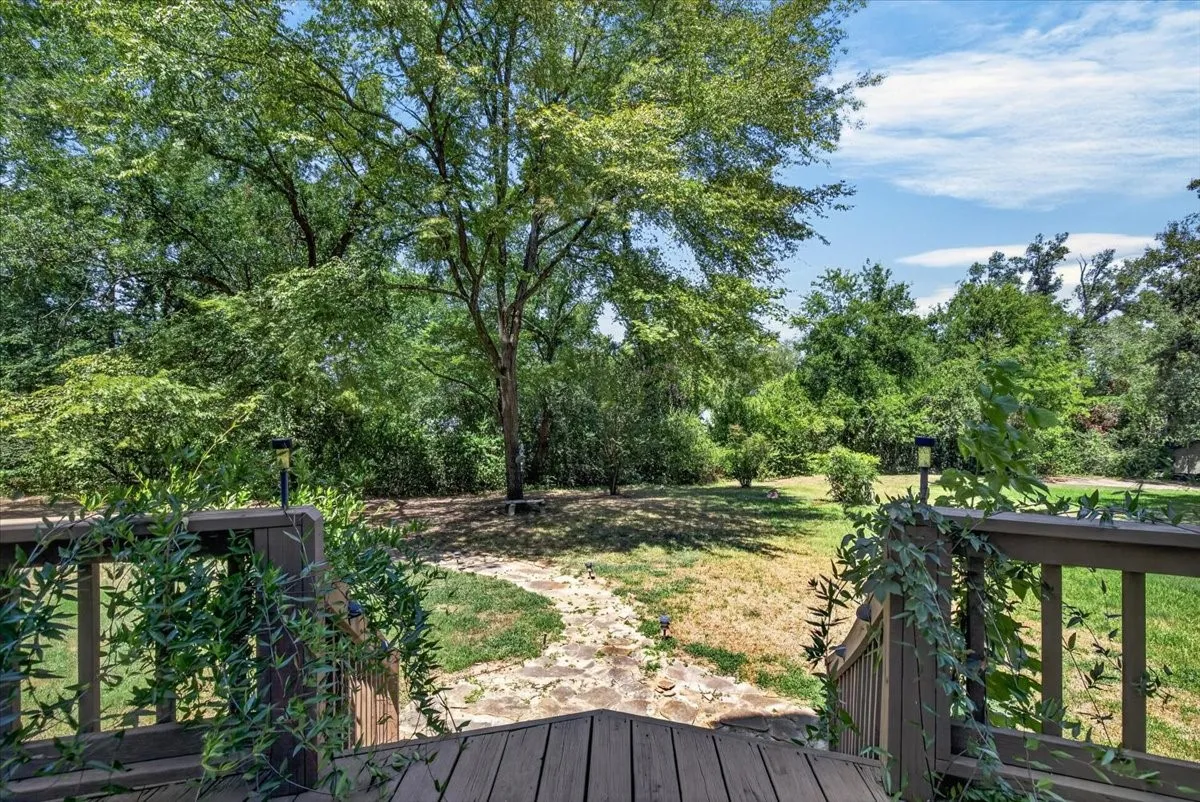 Single Family Residence For Sale in Henderson County , 14131 Melody Lane, Malakoff, Texas 75148, 4 Bedroom, 3 Bathroom, 2 Garage spaces, 2,300 Sqft, built in 2001, mls#21360716, Real Estate Agent in Malakoff, Homes For Sale in Henderson county, Homes For Sale in Malakoff, Realtor in Malakoff Texas, Real Estate Brokerage Independent Realty Texas, Luminita Cordes Realtor