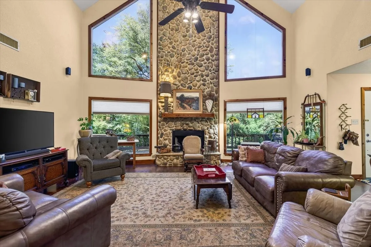Single Family Residence For Sale in Henderson County , 14131 Melody Lane, Malakoff, Texas 75148, 4 Bedroom, 3 Bathroom, 2 Garage spaces, 2,300 Sqft, built in 2001, mls#21360716, Real Estate Agent in Malakoff, Homes For Sale in Henderson county, Homes For Sale in Malakoff, Realtor in Malakoff Texas, Real Estate Brokerage Independent Realty Texas, Luminita Cordes Realtor
