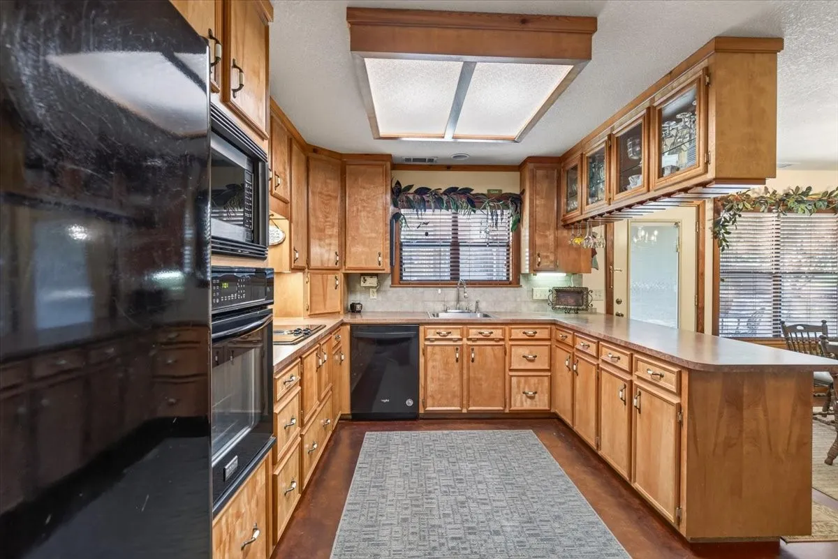 Single Family Residence For Sale in Henderson County , 14131 Melody Lane, Malakoff, Texas 75148, 4 Bedroom, 3 Bathroom, 2 Garage spaces, 2,300 Sqft, built in 2001, mls#21360716, Real Estate Agent in Malakoff, Homes For Sale in Henderson county, Homes For Sale in Malakoff, Realtor in Malakoff Texas, Real Estate Brokerage Independent Realty Texas, Luminita Cordes Realtor