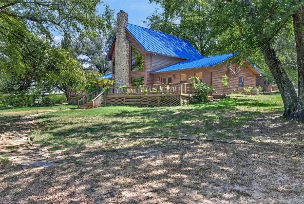 Single Family Residence For Sale in Henderson County , 14131 Melody Lane, Malakoff, Texas 75148, 4 Bedroom, 3 Bathroom, 2 Garage spaces, 2,300 Sqft, built in 2001, mls#21360716, Real Estate Agent in Malakoff, Homes For Sale in Henderson county, Homes For Sale in Malakoff, Realtor in Malakoff Texas, Real Estate Brokerage Independent Realty Texas, Luminita Cordes Realtor