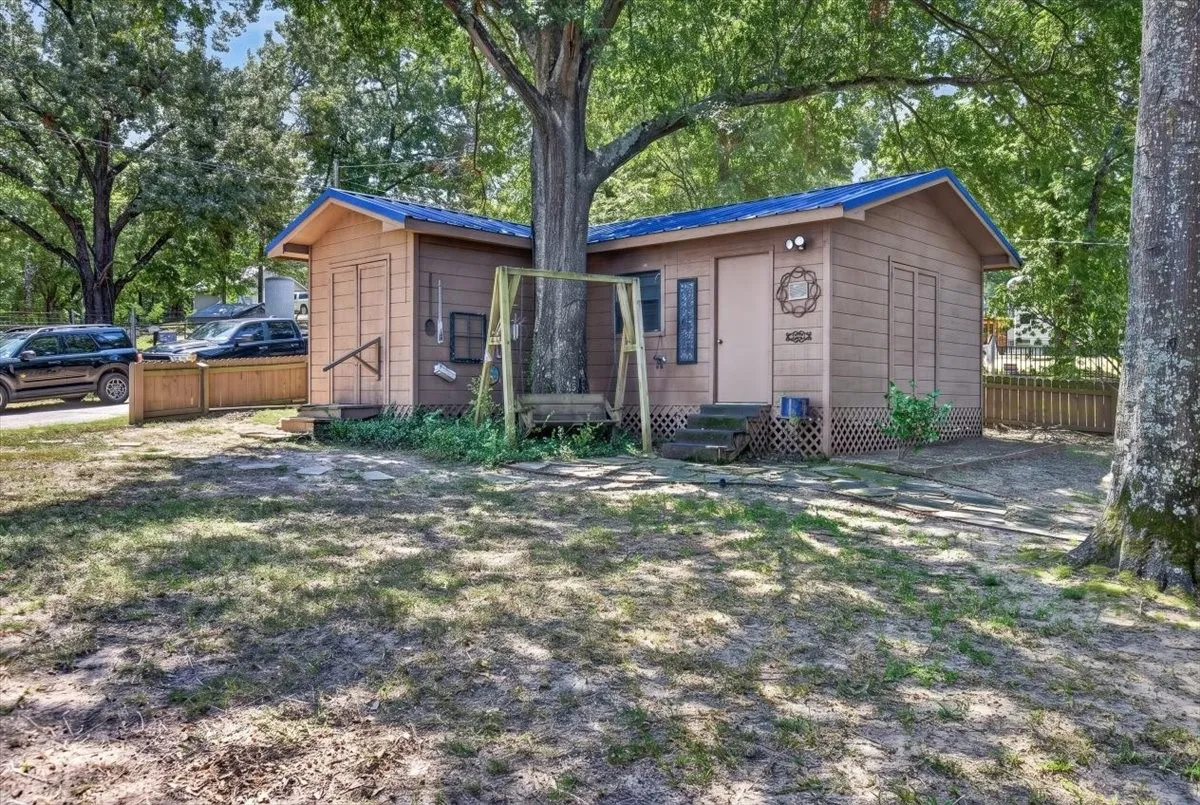 Single Family Residence For Sale in Henderson County , 14131 Melody Lane, Malakoff, Texas 75148, 4 Bedroom, 3 Bathroom, 2 Garage spaces, 2,300 Sqft, built in 2001, mls#21360716, Real Estate Agent in Malakoff, Homes For Sale in Henderson county, Homes For Sale in Malakoff, Realtor in Malakoff Texas, Real Estate Brokerage Independent Realty Texas, Luminita Cordes Realtor