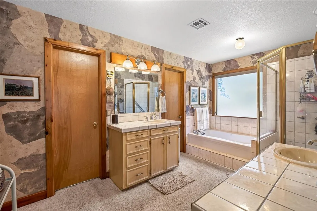 Single Family Residence For Sale in Henderson County , 14131 Melody Lane, Malakoff, Texas 75148, 4 Bedroom, 3 Bathroom, 2 Garage spaces, 2,300 Sqft, built in 2001, mls#21360716, Real Estate Agent in Malakoff, Homes For Sale in Henderson county, Homes For Sale in Malakoff, Realtor in Malakoff Texas, Real Estate Brokerage Independent Realty Texas, Luminita Cordes Realtor