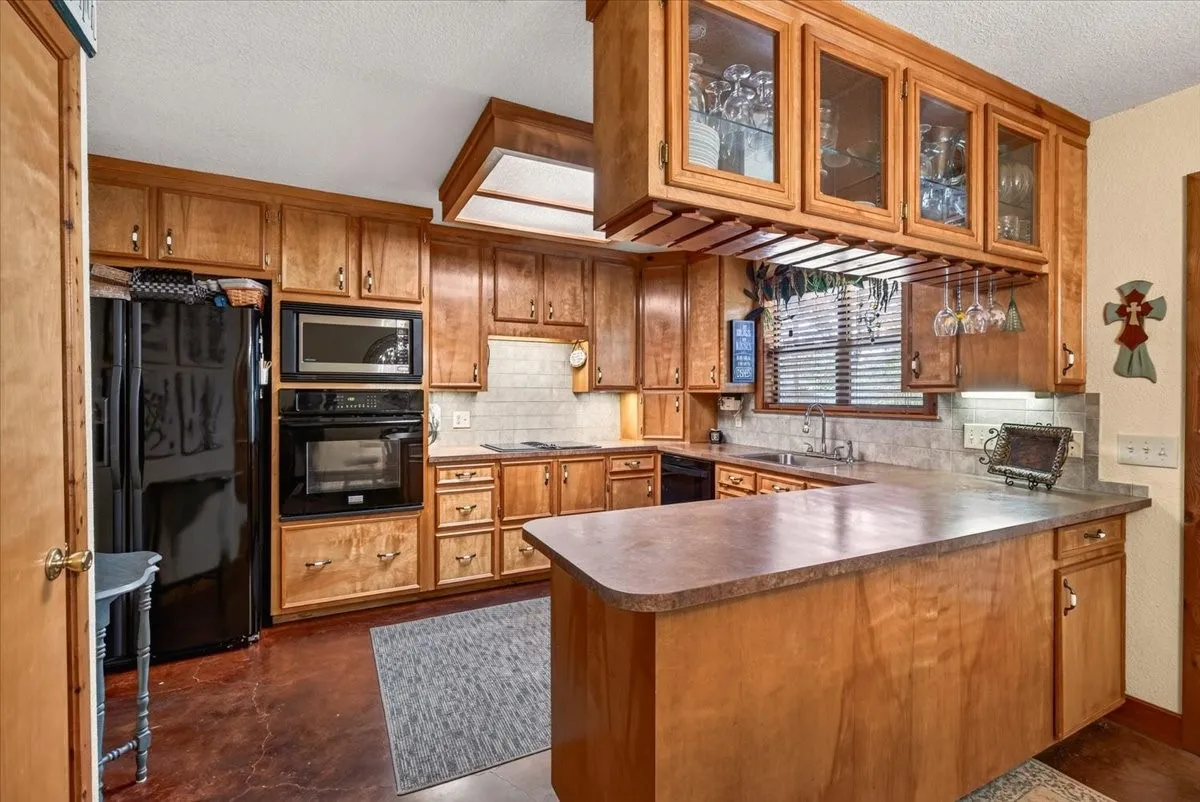 Single Family Residence For Sale in Henderson County , 14131 Melody Lane, Malakoff, Texas 75148, 4 Bedroom, 3 Bathroom, 2 Garage spaces, 2,300 Sqft, built in 2001, mls#21360716, Real Estate Agent in Malakoff, Homes For Sale in Henderson county, Homes For Sale in Malakoff, Realtor in Malakoff Texas, Real Estate Brokerage Independent Realty Texas, Luminita Cordes Realtor