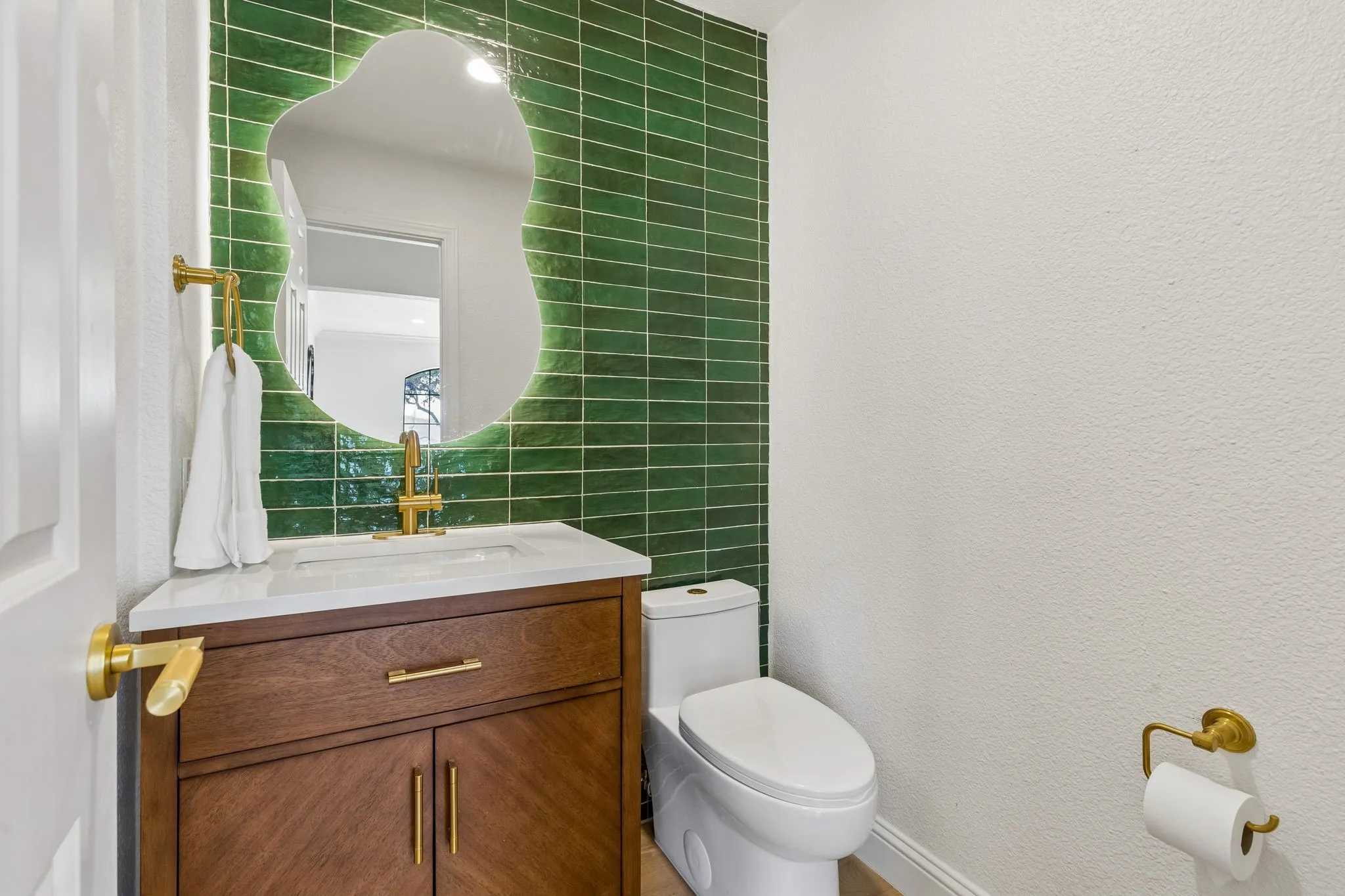 Single Family Residence For Sale in Collin County , 6403 Genstar Lane, Dallas, Texas 75252, 4 Bedroom, 4 Bathroom, 2 Garage spaces, 2,960 Sqft, built in 1979, mls#21360723, Real Estate Agent in Dallas, Homes For Sale in Collin county, Homes For Sale in Dallas, Realtor in Dallas Texas, Real Estate Brokerage Independent Realty Texas, Luminita Cordes Realtor