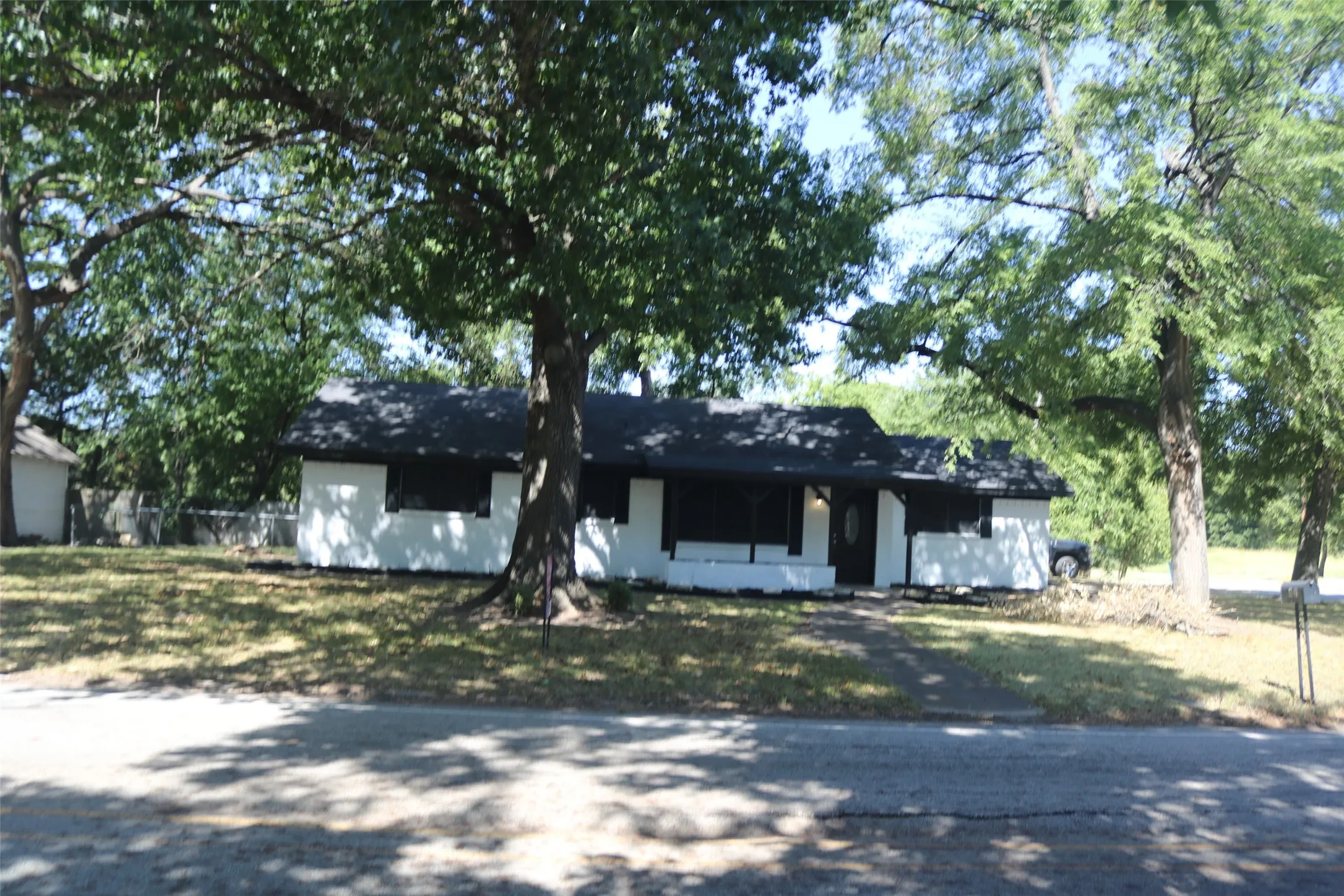 Single Family Residence For Sale in Kaufman County , 407 N Jefferson Street, Kaufman, Texas 75142, 3 Bedroom, 2 Bathroom, Garage spaces, 1,538 Sqft, built in 1900, mls#21360737, Real Estate Agent in Kaufman, Homes For Sale in Kaufman county, Homes For Sale in Kaufman, Realtor in Kaufman Texas, Real Estate Brokerage Independent Realty Texas, Luminita Cordes Realtor