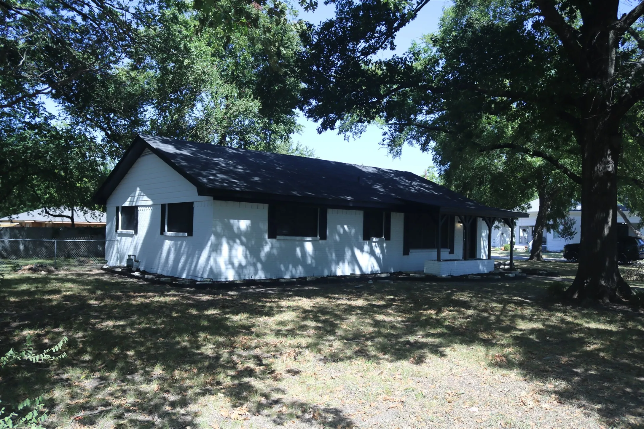 Single Family Residence For Sale in Kaufman County , 407 N Jefferson Street, Kaufman, Texas 75142, 3 Bedroom, 2 Bathroom, Garage spaces, 1,538 Sqft, built in 1900, mls#21360737, Real Estate Agent in Kaufman, Homes For Sale in Kaufman county, Homes For Sale in Kaufman, Realtor in Kaufman Texas, Real Estate Brokerage Independent Realty Texas, Luminita Cordes Realtor