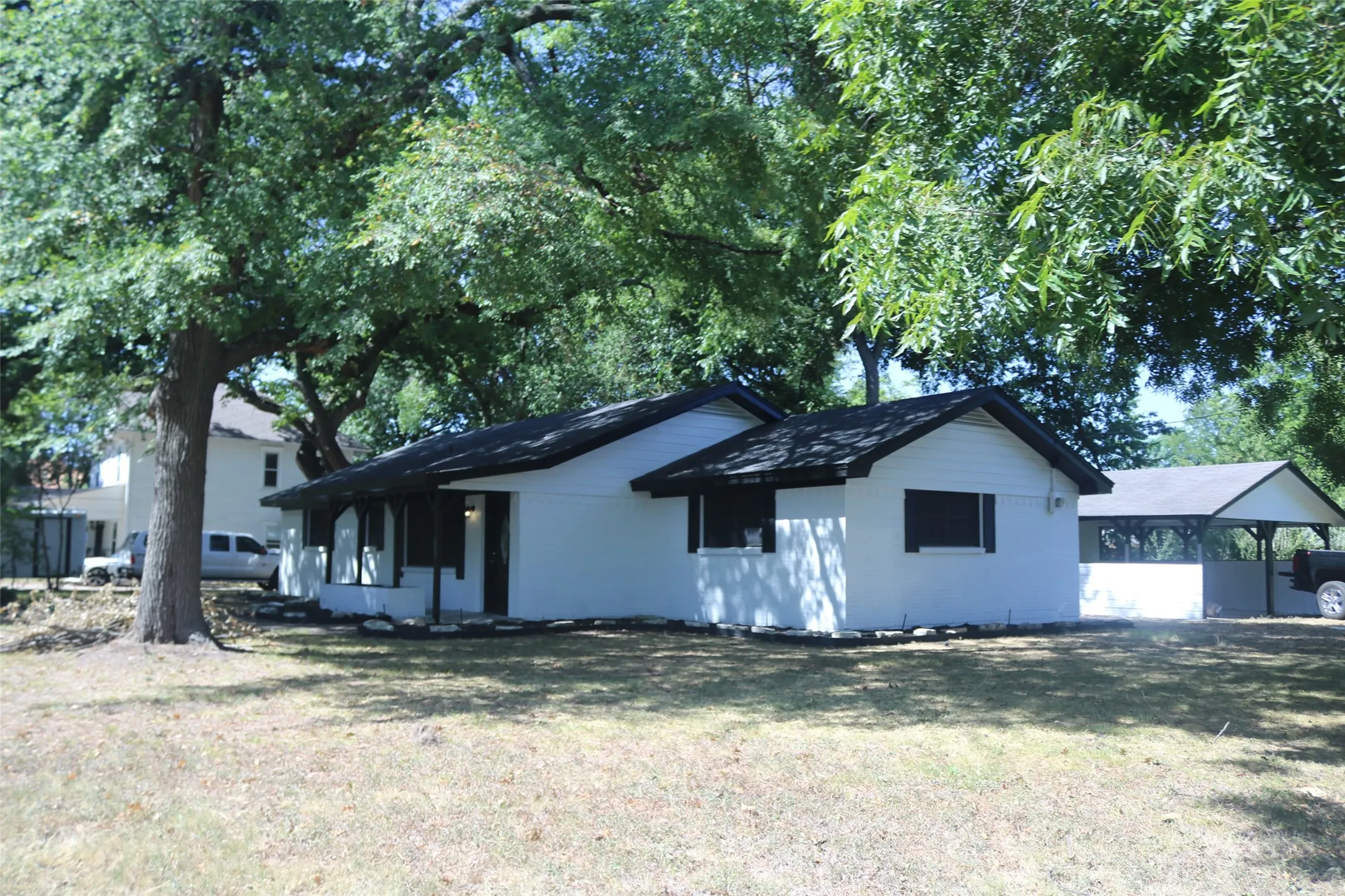 Single Family Residence For Sale in Kaufman County , 407 N Jefferson Street, Kaufman, Texas 75142, 3 Bedroom, 2 Bathroom, Garage spaces, 1,538 Sqft, built in 1900, mls#21360737, Real Estate Agent in Kaufman, Homes For Sale in Kaufman county, Homes For Sale in Kaufman, Realtor in Kaufman Texas, Real Estate Brokerage Independent Realty Texas, Luminita Cordes Realtor