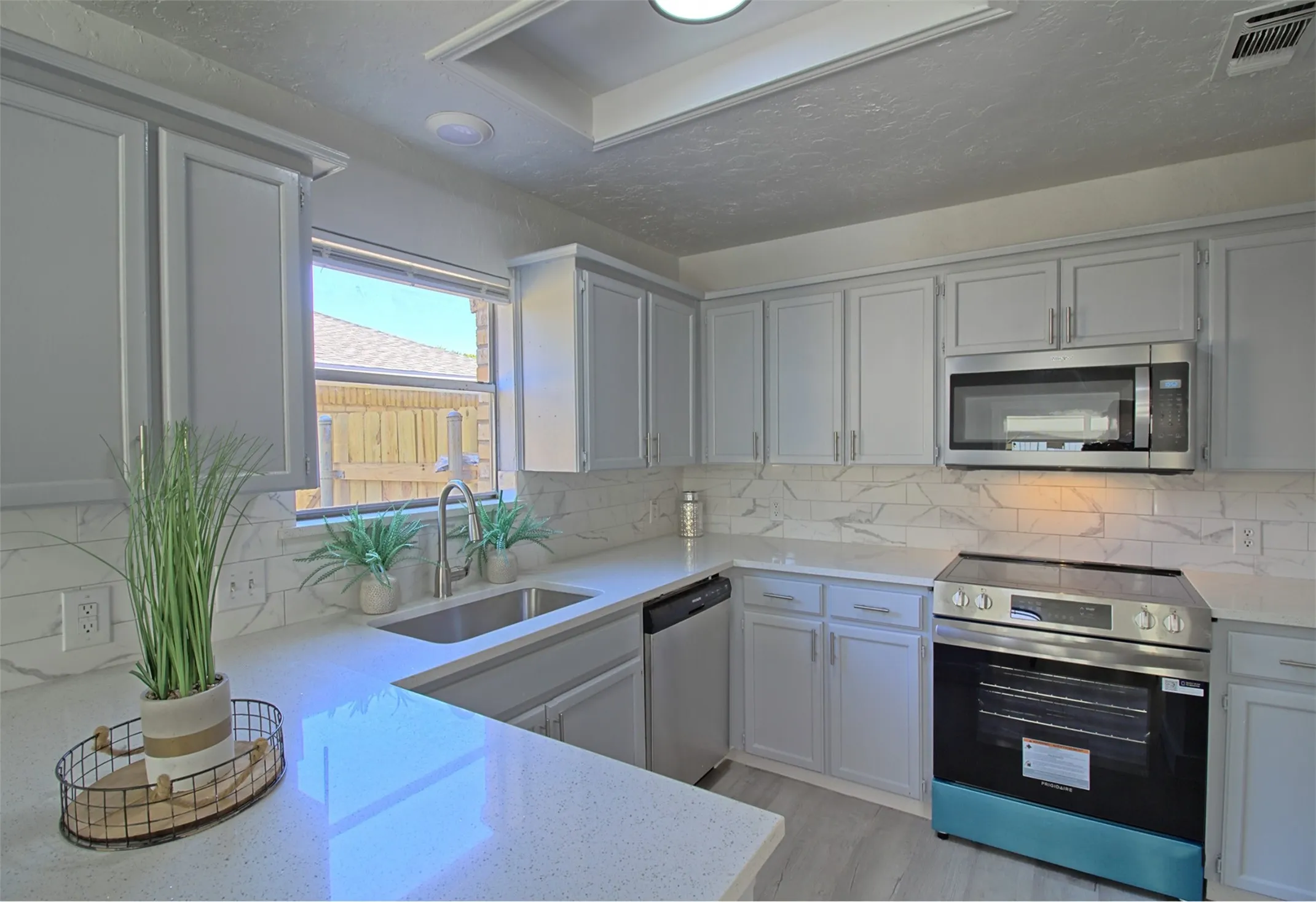 Single Family Residence For Sale in Tarrant County , 2008 Sexton Drive, Arlington, Texas 76015, 3 Bedroom, 2 Bathroom, 2 Garage spaces, 1,580 Sqft, built in 1979, mls#21359136, Real Estate Agent in Arlington, Homes For Sale in Tarrant county, Homes For Sale in Arlington, Realtor in Arlington Texas, Real Estate Brokerage Independent Realty Texas, Luminita Cordes Realtor