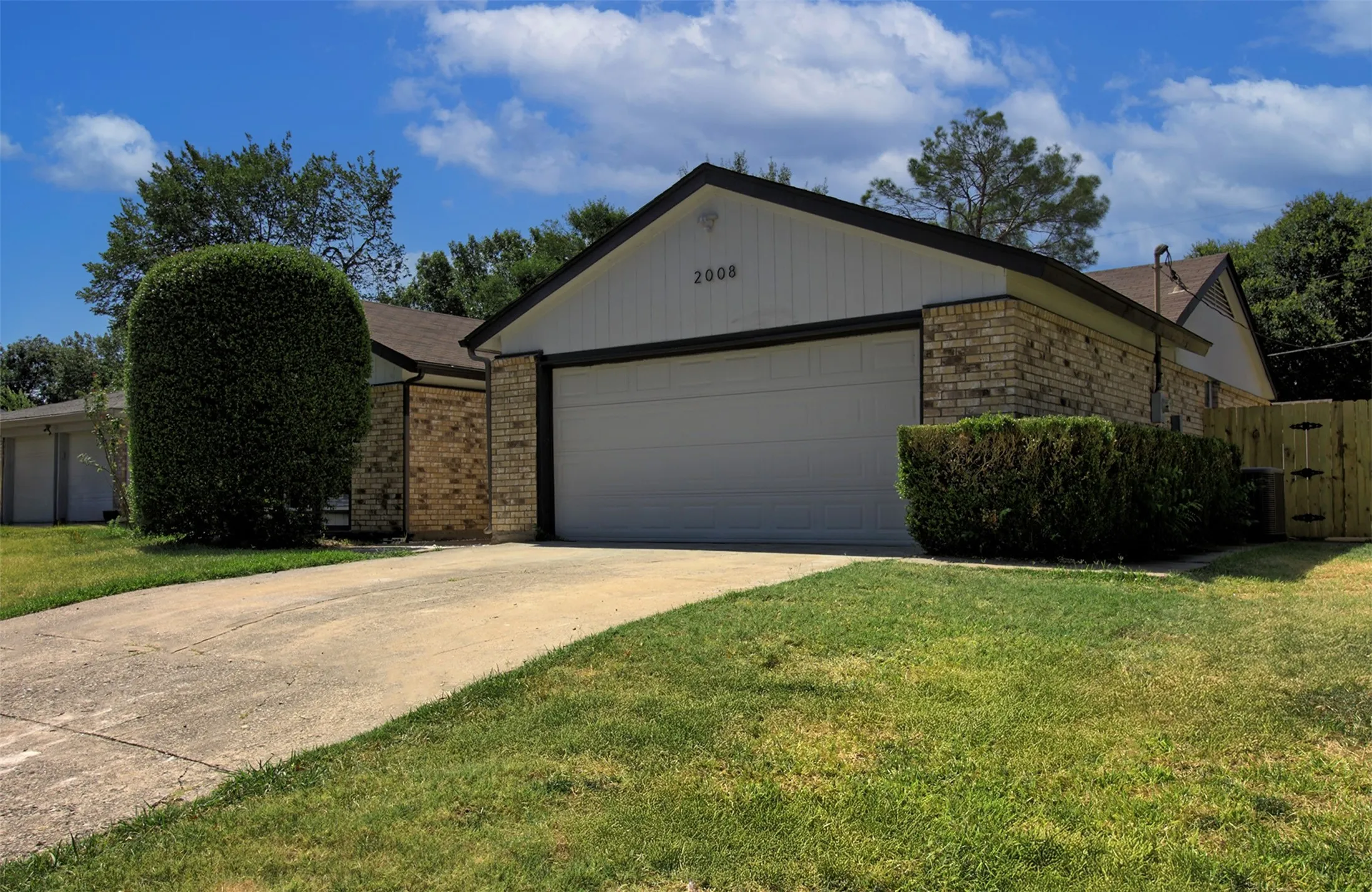 Single Family Residence For Sale in Tarrant County , 2008 Sexton Drive, Arlington, Texas 76015, 3 Bedroom, 2 Bathroom, 2 Garage spaces, 1,580 Sqft, built in 1979, mls#21359136, Real Estate Agent in Arlington, Homes For Sale in Tarrant county, Homes For Sale in Arlington, Realtor in Arlington Texas, Real Estate Brokerage Independent Realty Texas, Luminita Cordes Realtor