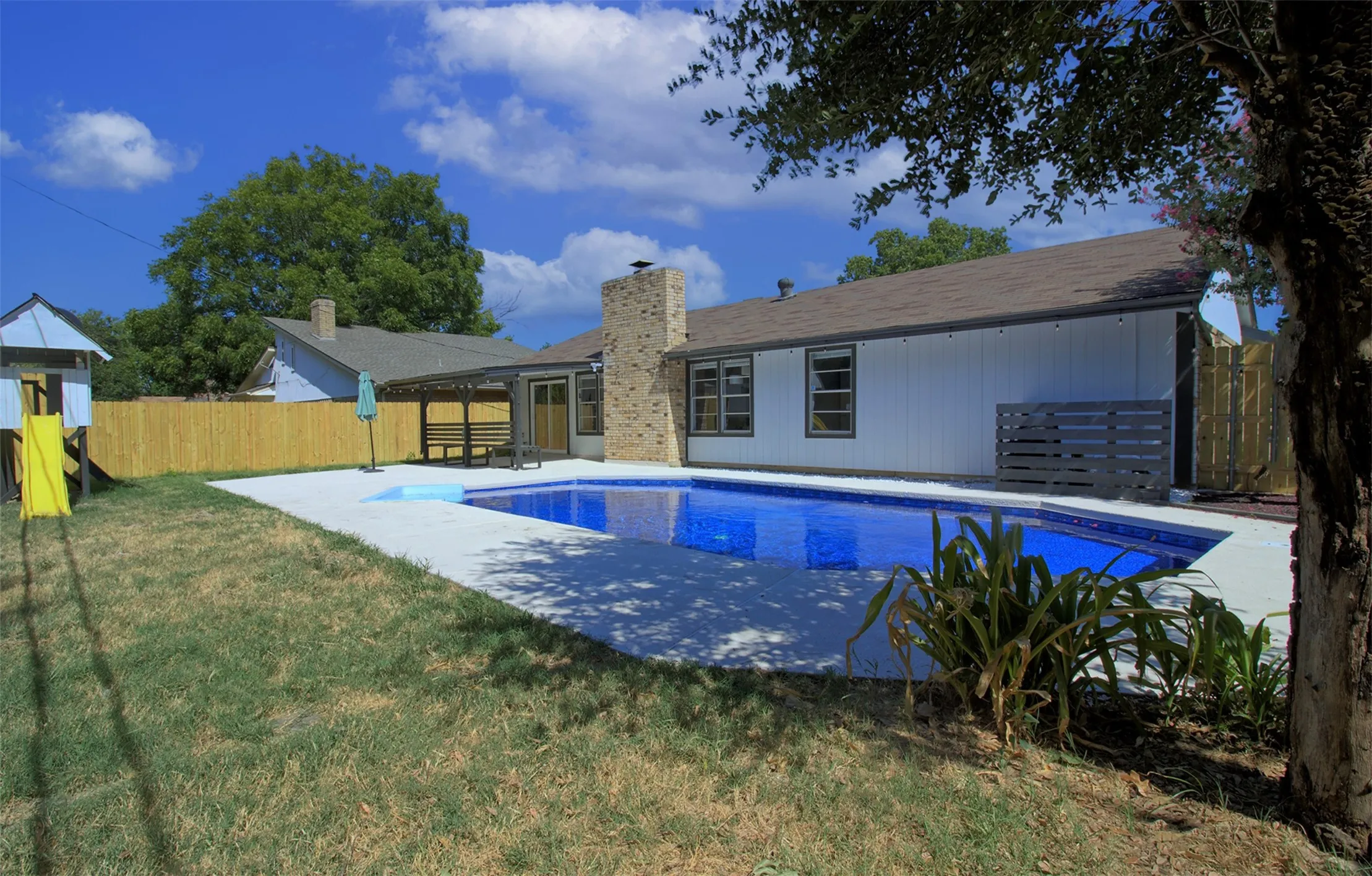 Single Family Residence For Sale in Tarrant County , 2008 Sexton Drive, Arlington, Texas 76015, 3 Bedroom, 2 Bathroom, 2 Garage spaces, 1,580 Sqft, built in 1979, mls#21359136, Real Estate Agent in Arlington, Homes For Sale in Tarrant county, Homes For Sale in Arlington, Realtor in Arlington Texas, Real Estate Brokerage Independent Realty Texas, Luminita Cordes Realtor