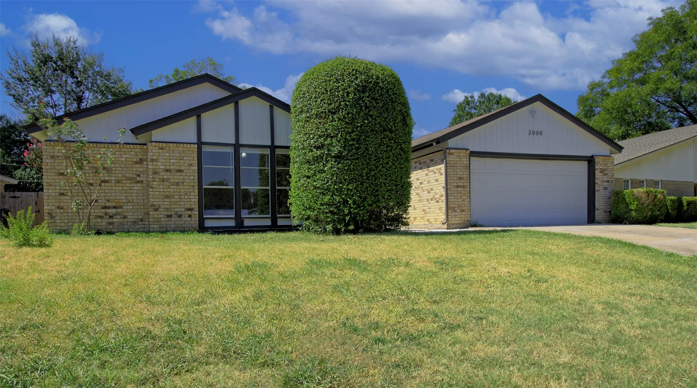 Single Family Residence For Sale in Tarrant County , 2008 Sexton Drive, Arlington, Texas 76015, 3 Bedroom, 2 Bathroom, 2 Garage spaces, 1,580 Sqft, built in 1979, mls#21359136, Real Estate Agent in Arlington, Homes For Sale in Tarrant county, Homes For Sale in Arlington, Realtor in Arlington Texas, Real Estate Brokerage Independent Realty Texas, Luminita Cordes Realtor