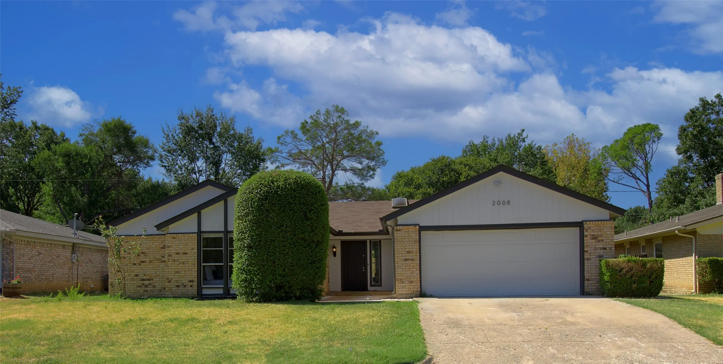 Single Family Residence For Sale in Tarrant County , 2008 Sexton Drive, Arlington, Texas 76015, 3 Bedroom, 2 Bathroom, 2 Garage spaces, 1,580 Sqft, built in 1979, mls#21359136, Real Estate Agent in Arlington, Homes For Sale in Tarrant county, Homes For Sale in Arlington, Realtor in Arlington Texas, Real Estate Brokerage Independent Realty Texas, Luminita Cordes Realtor