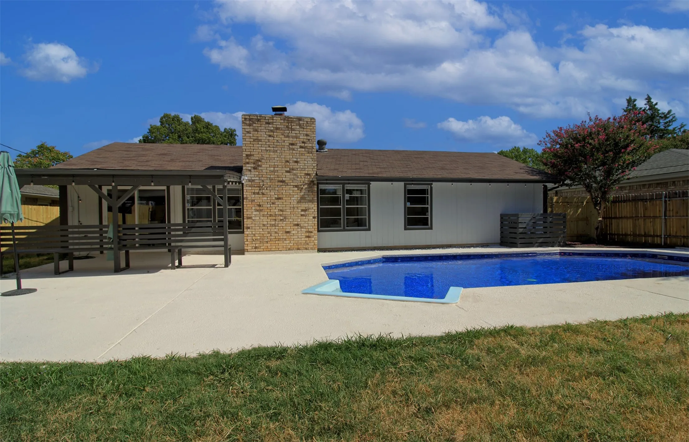 Single Family Residence For Sale in Tarrant County , 2008 Sexton Drive, Arlington, Texas 76015, 3 Bedroom, 2 Bathroom, 2 Garage spaces, 1,580 Sqft, built in 1979, mls#21359136, Real Estate Agent in Arlington, Homes For Sale in Tarrant county, Homes For Sale in Arlington, Realtor in Arlington Texas, Real Estate Brokerage Independent Realty Texas, Luminita Cordes Realtor