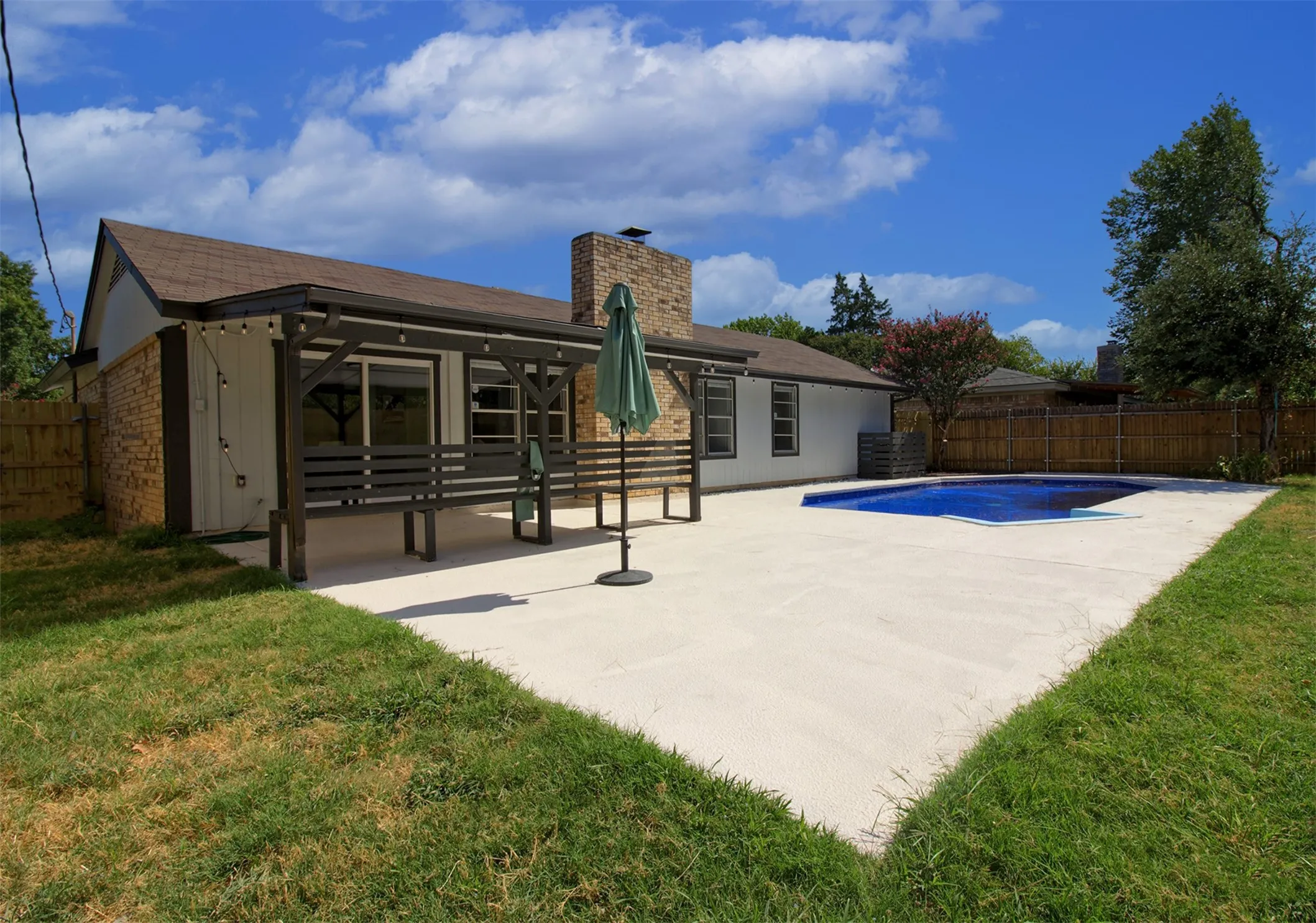 Single Family Residence For Sale in Tarrant County , 2008 Sexton Drive, Arlington, Texas 76015, 3 Bedroom, 2 Bathroom, 2 Garage spaces, 1,580 Sqft, built in 1979, mls#21359136, Real Estate Agent in Arlington, Homes For Sale in Tarrant county, Homes For Sale in Arlington, Realtor in Arlington Texas, Real Estate Brokerage Independent Realty Texas, Luminita Cordes Realtor
