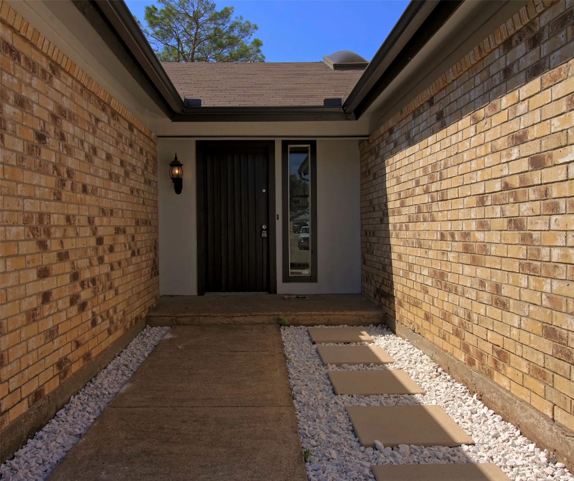 Single Family Residence For Sale in Tarrant County , 2008 Sexton Drive, Arlington, Texas 76015, 3 Bedroom, 2 Bathroom, 2 Garage spaces, 1,580 Sqft, built in 1979, mls#21359136, Real Estate Agent in Arlington, Homes For Sale in Tarrant county, Homes For Sale in Arlington, Realtor in Arlington Texas, Real Estate Brokerage Independent Realty Texas, Luminita Cordes Realtor