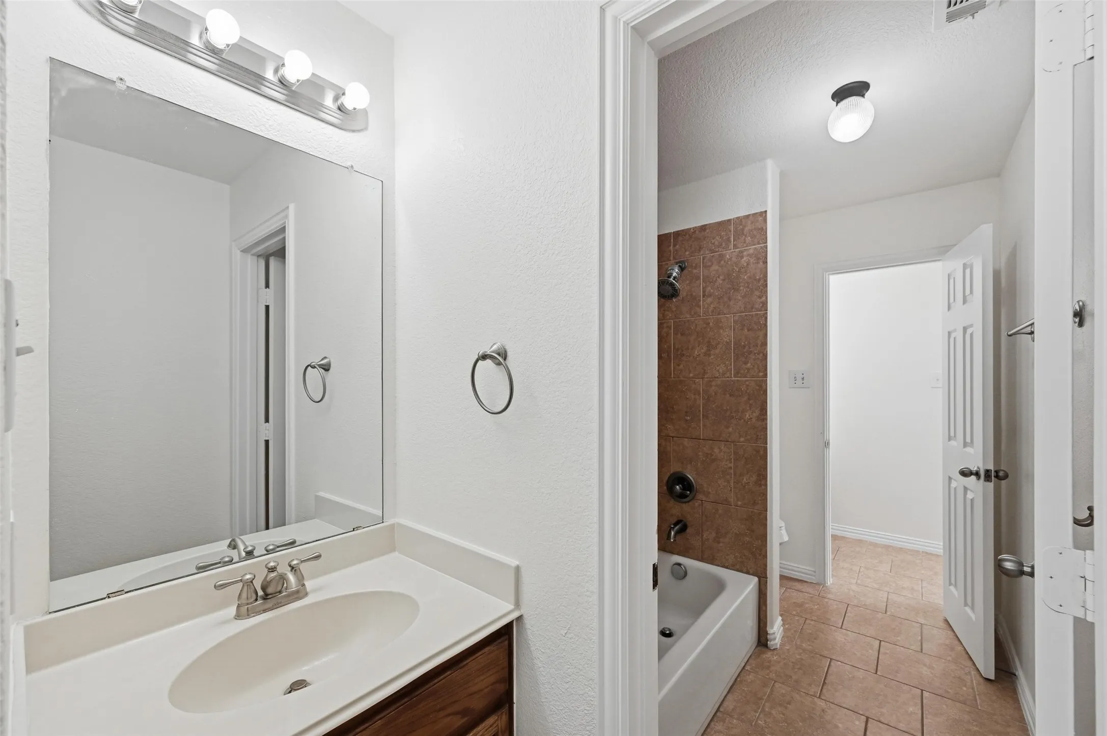 Single Family Residence For Sale in Tarrant County , 10105 Renwick Cove, Fort Worth, Texas 76244, 4 Bedroom, 4 Bathroom, 3 Garage spaces, 3,572 Sqft, built in 2006, mls#21360490, Real Estate Agent in Fort Worth, Homes For Sale in Tarrant county, Homes For Sale in Fort Worth, Realtor in Fort Worth Texas, Real Estate Brokerage Independent Realty Texas, Luminita Cordes Realtor