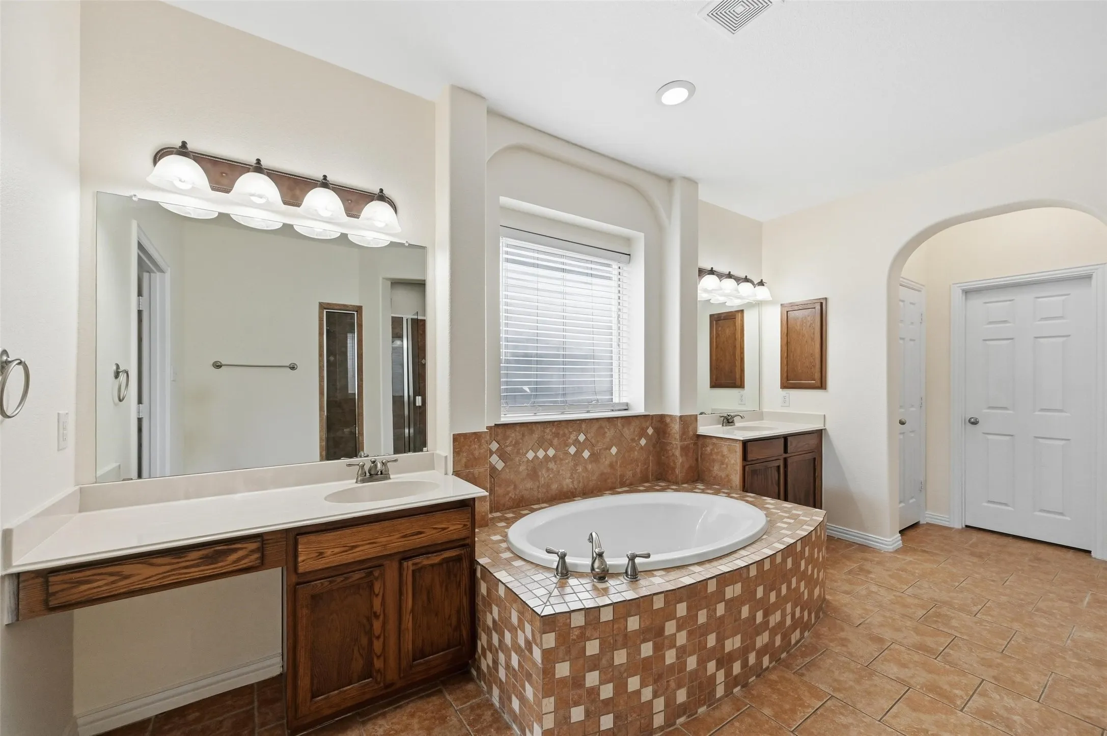 Single Family Residence For Sale in Tarrant County , 10105 Renwick Cove, Fort Worth, Texas 76244, 4 Bedroom, 4 Bathroom, 3 Garage spaces, 3,572 Sqft, built in 2006, mls#21360490, Real Estate Agent in Fort Worth, Homes For Sale in Tarrant county, Homes For Sale in Fort Worth, Realtor in Fort Worth Texas, Real Estate Brokerage Independent Realty Texas, Luminita Cordes Realtor