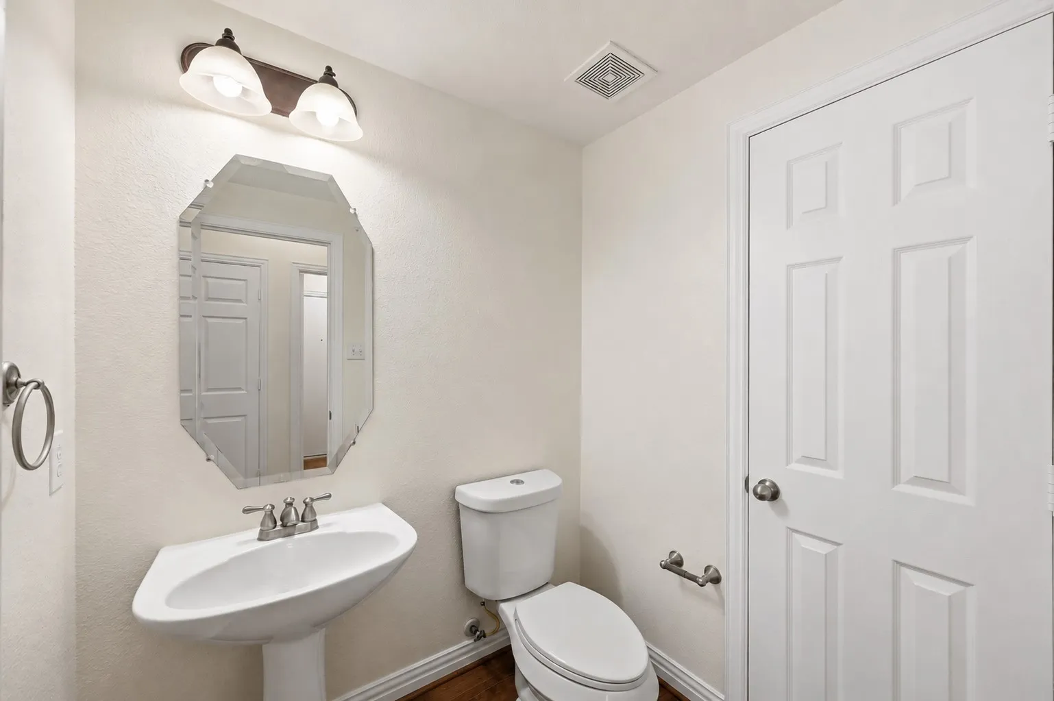 Single Family Residence For Sale in Tarrant County , 10105 Renwick Cove, Fort Worth, Texas 76244, 4 Bedroom, 4 Bathroom, 3 Garage spaces, 3,572 Sqft, built in 2006, mls#21360490, Real Estate Agent in Fort Worth, Homes For Sale in Tarrant county, Homes For Sale in Fort Worth, Realtor in Fort Worth Texas, Real Estate Brokerage Independent Realty Texas, Luminita Cordes Realtor