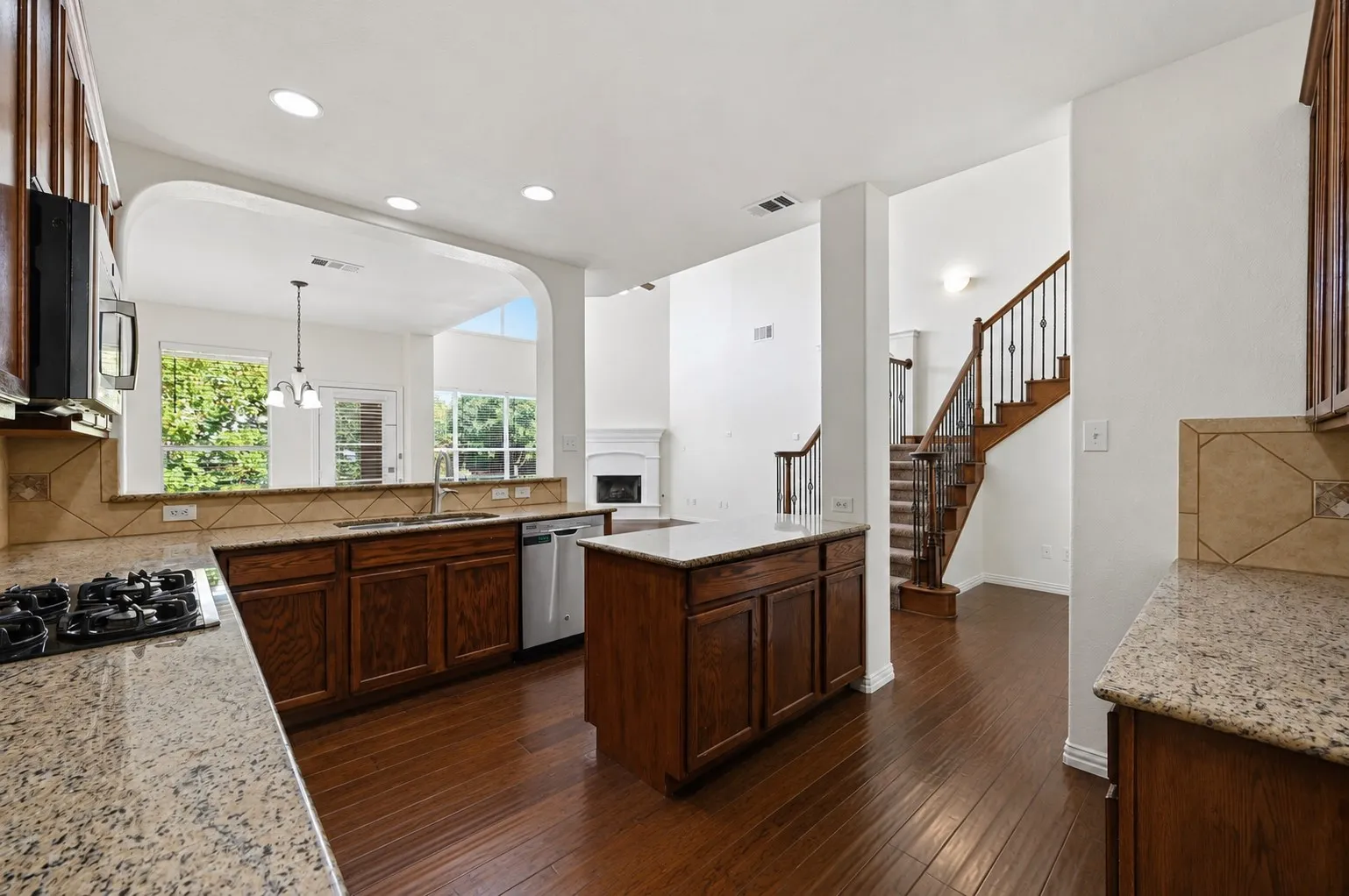 Single Family Residence For Sale in Tarrant County , 10105 Renwick Cove, Fort Worth, Texas 76244, 4 Bedroom, 4 Bathroom, 3 Garage spaces, 3,572 Sqft, built in 2006, mls#21360490, Real Estate Agent in Fort Worth, Homes For Sale in Tarrant county, Homes For Sale in Fort Worth, Realtor in Fort Worth Texas, Real Estate Brokerage Independent Realty Texas, Luminita Cordes Realtor