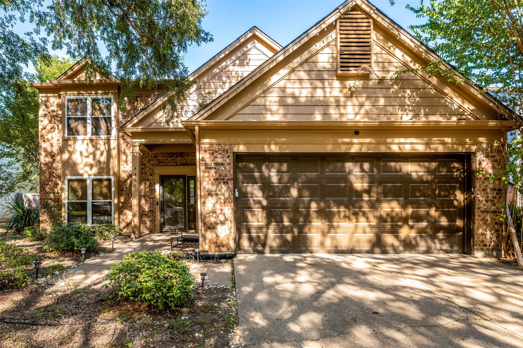 Single Family Residence For Sale in Dallas County , 4442 Mercer Street, Grand Prairie, Texas 75052, 4 Bedroom, 3 Bathroom, 2 Garage spaces, 2,050 Sqft, built in 1986, mls#21360303, Real Estate Agent in Grand Prairie, Homes For Sale in Dallas county, Homes For Sale in Grand Prairie, Realtor in Grand Prairie Texas, Real Estate Brokerage Independent Realty Texas, Luminita Cordes Realtor