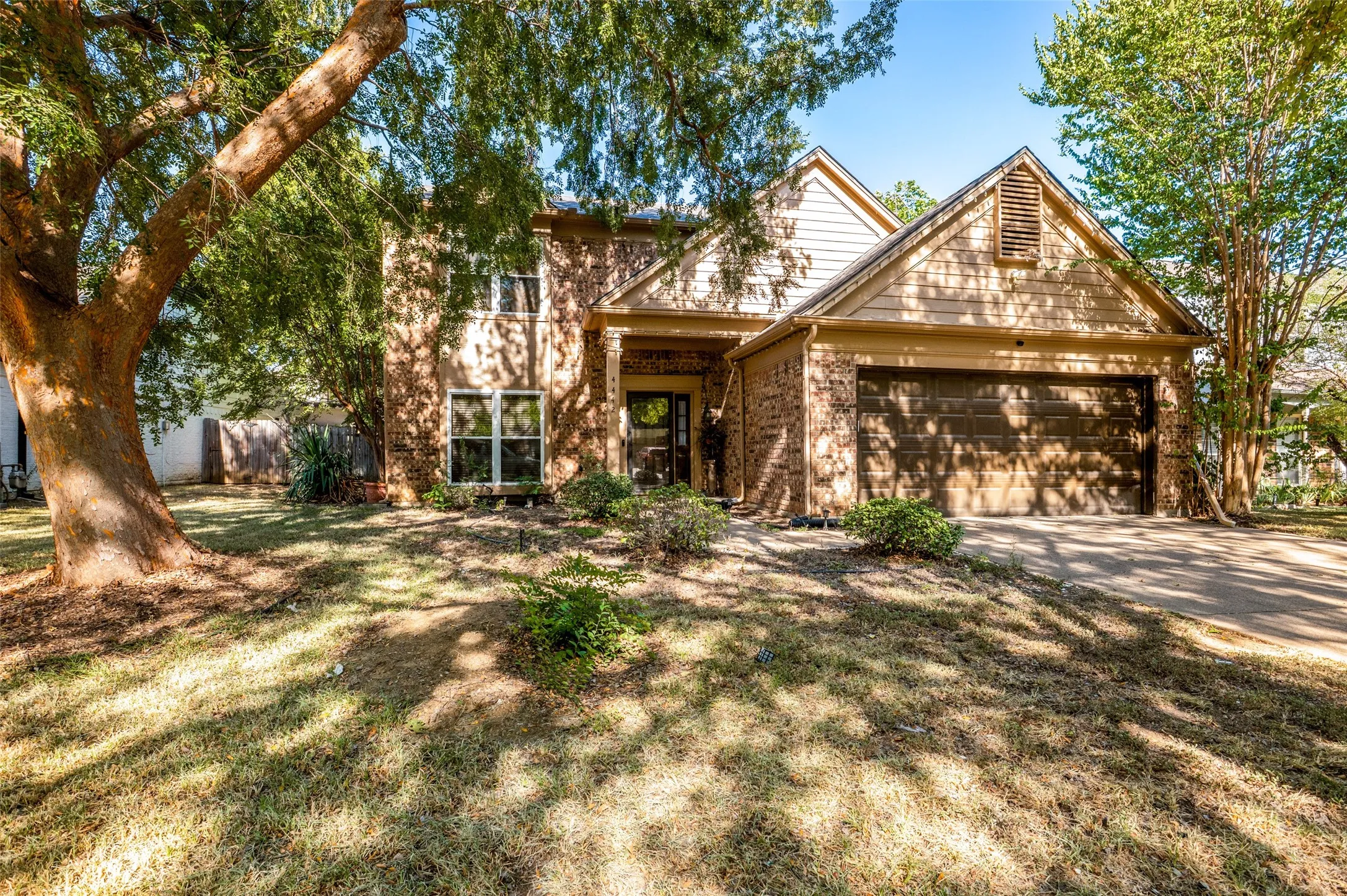 Single Family Residence For Sale in Dallas County , 4442 Mercer Street, Grand Prairie, Texas 75052, 4 Bedroom, 3 Bathroom, 2 Garage spaces, 2,050 Sqft, built in 1986, mls#21360303, Real Estate Agent in Grand Prairie, Homes For Sale in Dallas county, Homes For Sale in Grand Prairie, Realtor in Grand Prairie Texas, Real Estate Brokerage Independent Realty Texas, Luminita Cordes Realtor