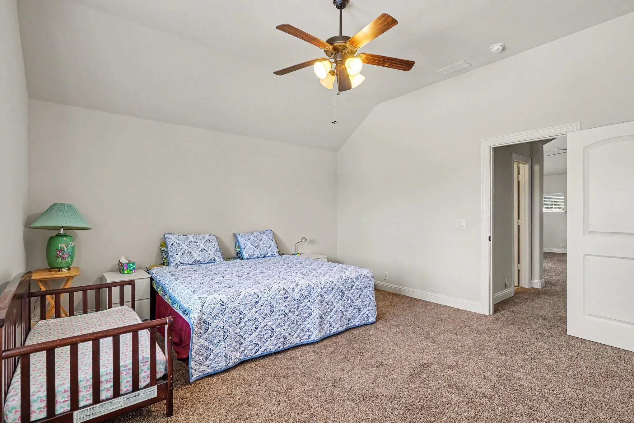 Vaulted ceiling with an attached ceiling fan and light fixture